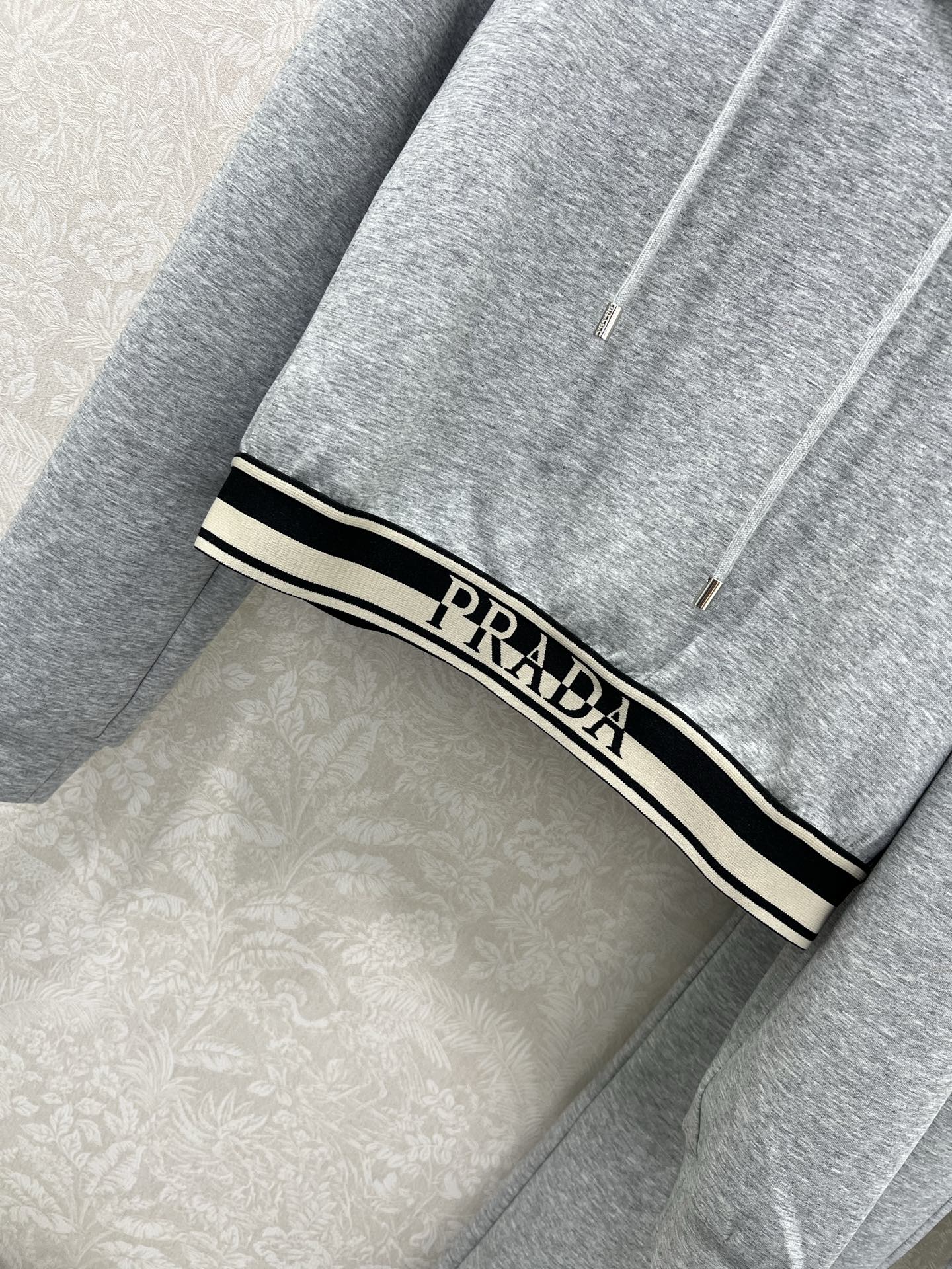 🔥🔥  PRAD*25早秋新款套装 连帽下摆织带上衣➕小直筒长裤的组合  上衣经典三角标下摆字母弹力织带