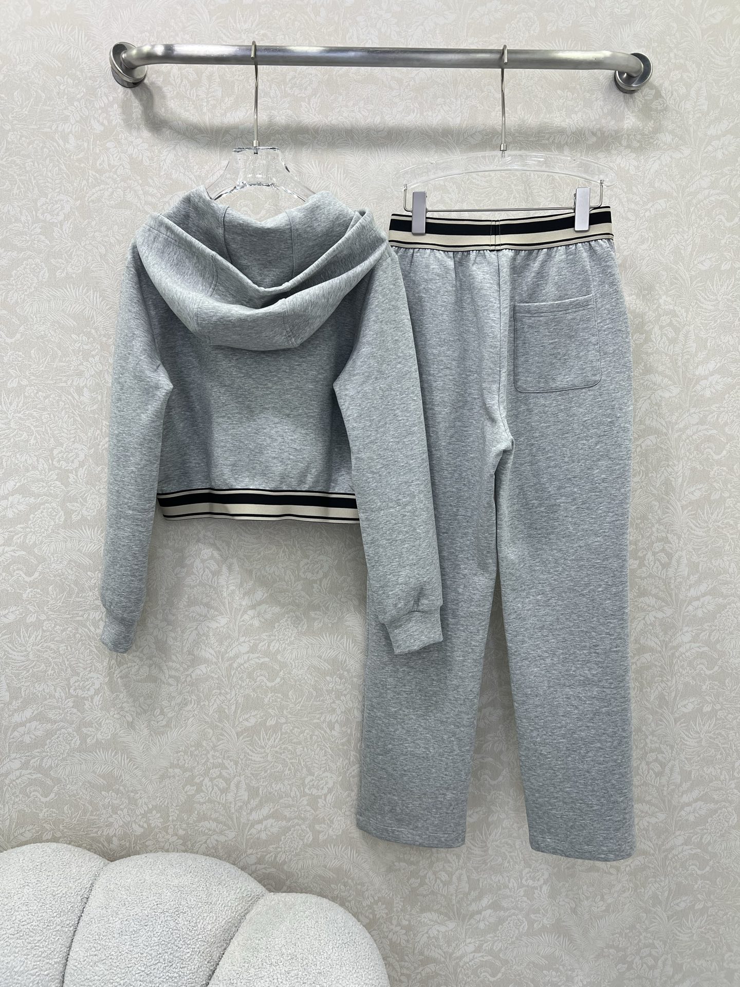 🔥🔥  PRAD*25早秋新款套装 连帽下摆织带上衣➕小直筒长裤的组合  上衣经典三角标下摆字母弹力织带