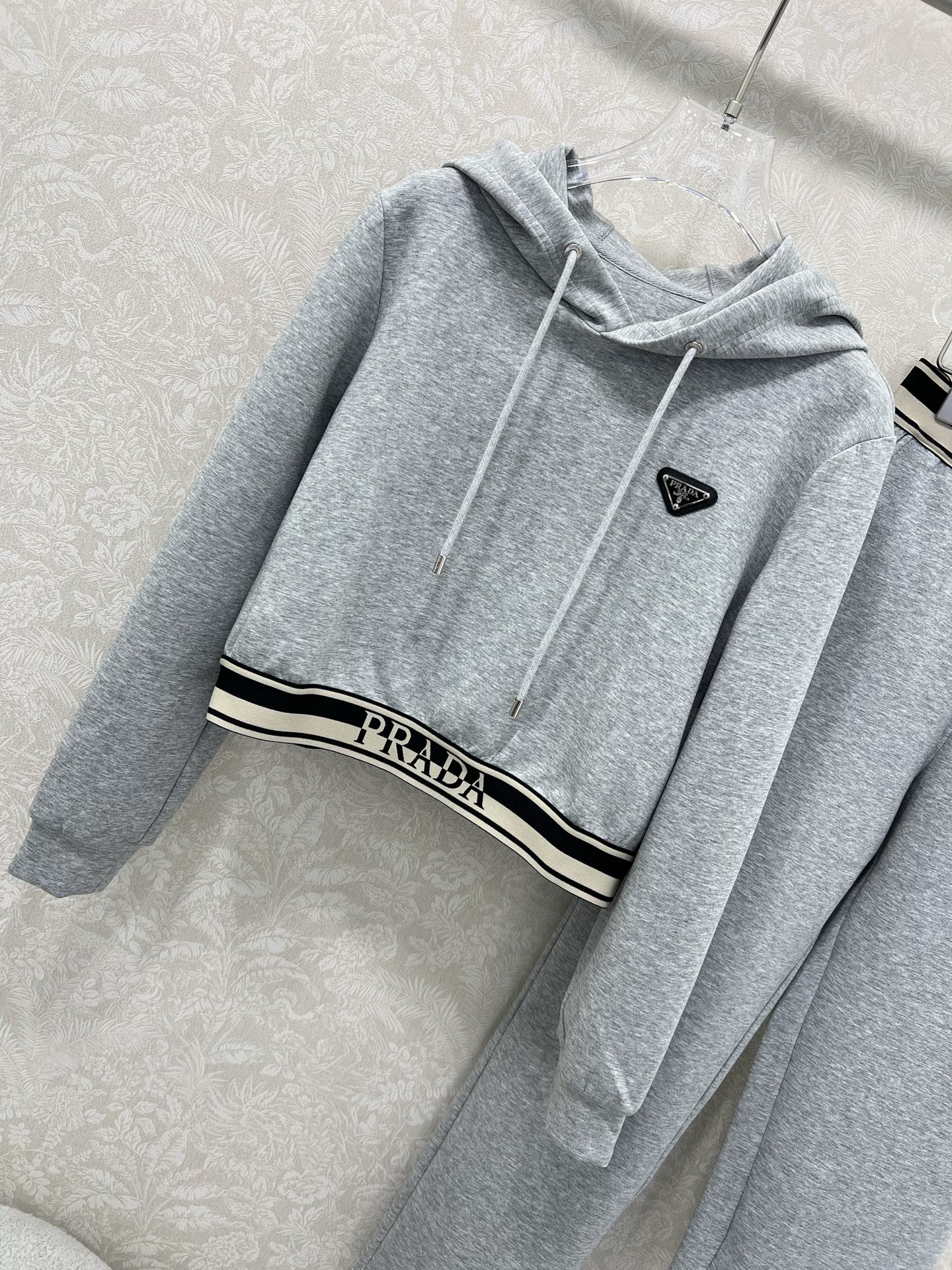 🔥🔥  PRAD*25早秋新款套装 连帽下摆织带上衣➕小直筒长裤的组合  上衣经典三角标下摆字母弹力织带