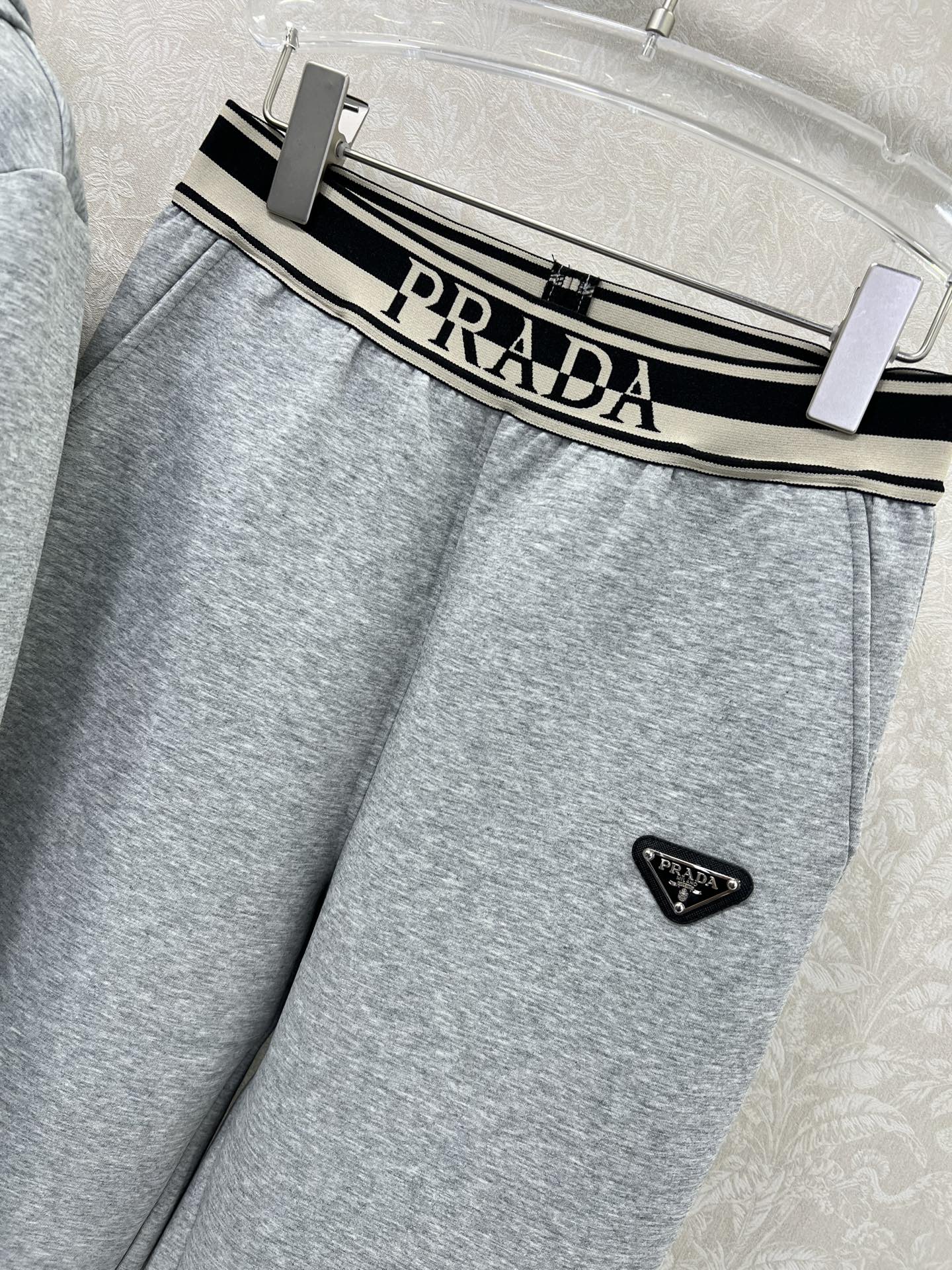 🔥🔥  PRAD*25早秋新款套装 连帽下摆织带上衣➕小直筒长裤的组合  上衣经典三角标下摆字母弹力织带