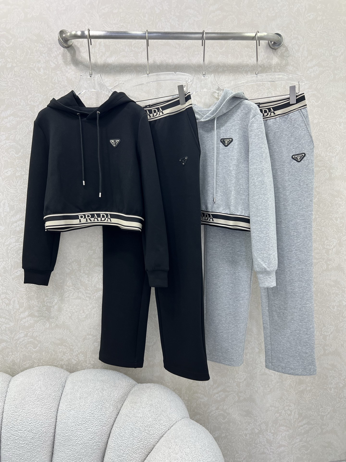 🔥🔥  PRAD*25早秋新款套装 连帽下摆织带上衣➕小直筒长裤的组合  上衣经典三角标下摆字母弹力织带