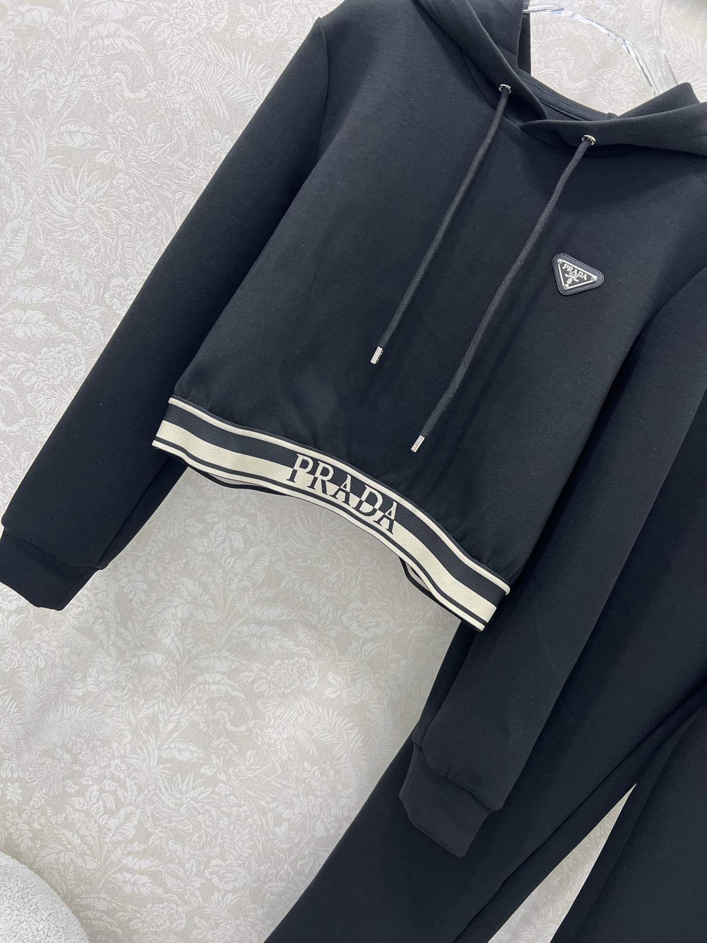 🔥🔥  PRAD*25早秋新款套装 连帽下摆织带上衣➕小直筒长裤的组合  上衣经典三角标下摆字母弹力织带