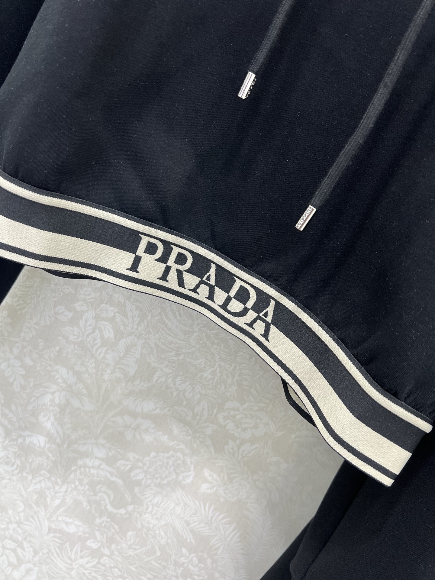 🔥🔥  PRAD*25早秋新款套装 连帽下摆织带上衣➕小直筒长裤的组合  上衣经典三角标下摆字母弹力织带