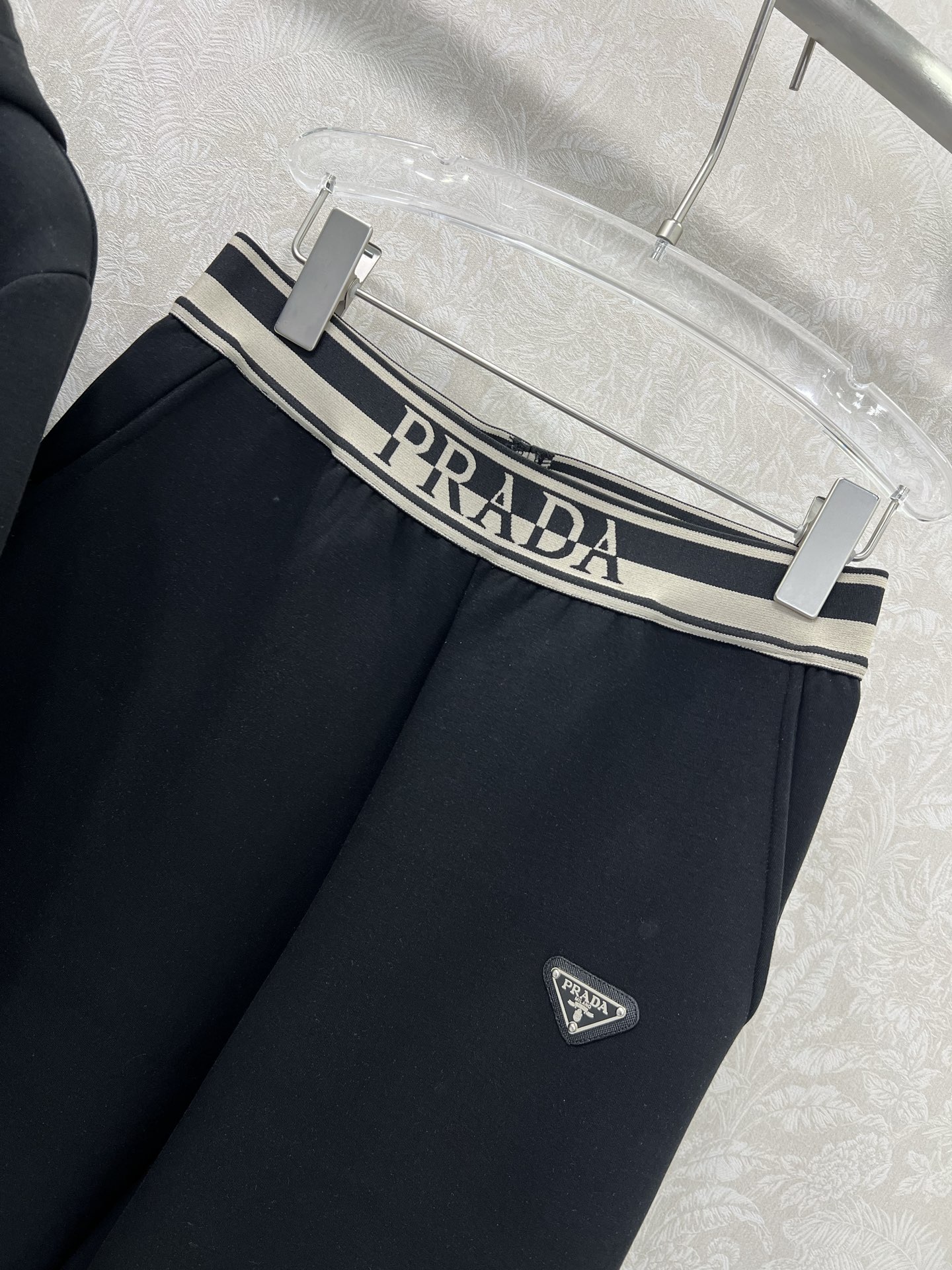 🔥🔥  PRAD*25早秋新款套装 连帽下摆织带上衣➕小直筒长裤的组合  上衣经典三角标下摆字母弹力织带