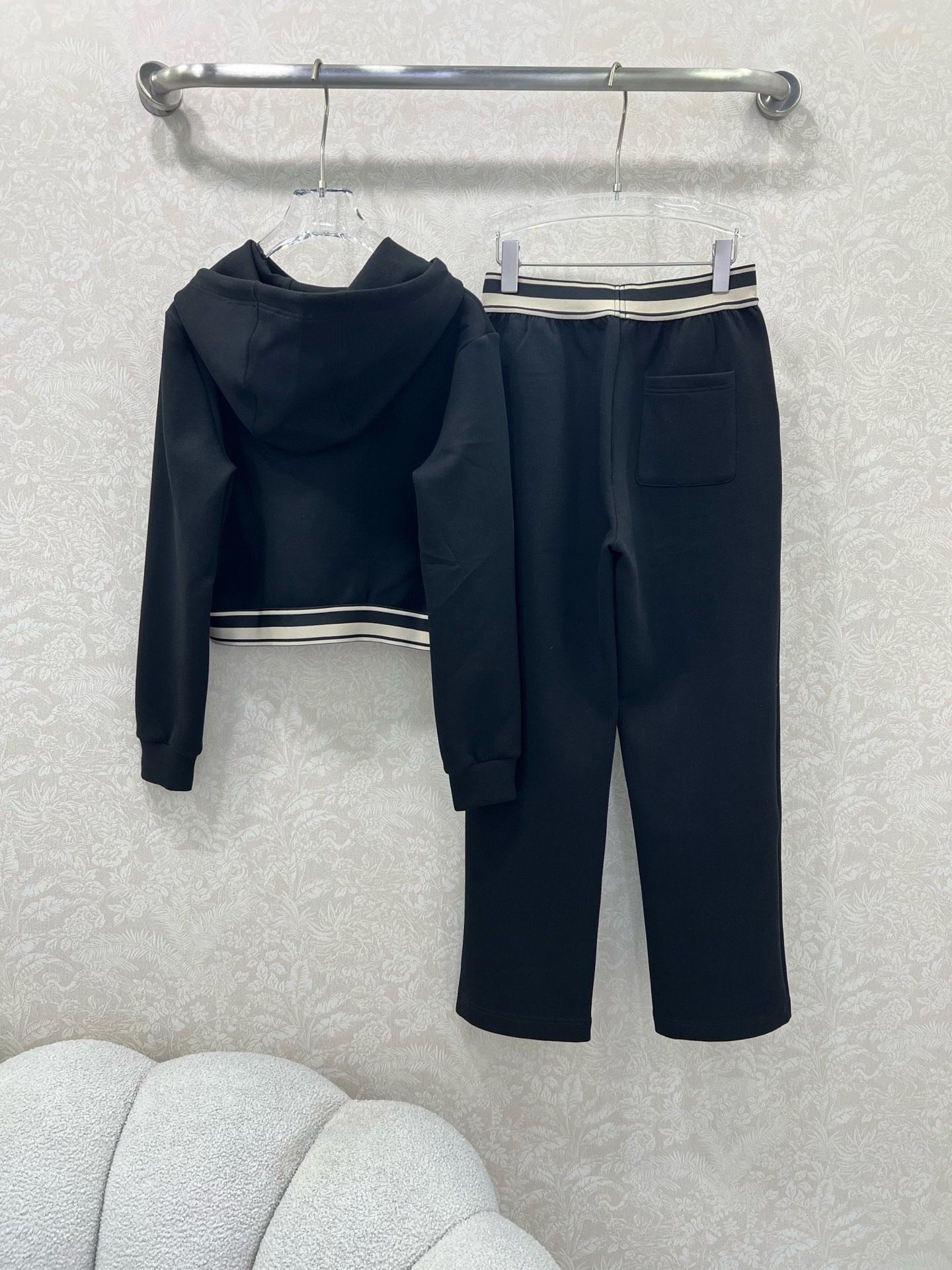 🔥🔥  PRAD*25早秋新款套装 连帽下摆织带上衣➕小直筒长裤的组合  上衣经典三角标下摆字母弹力织带