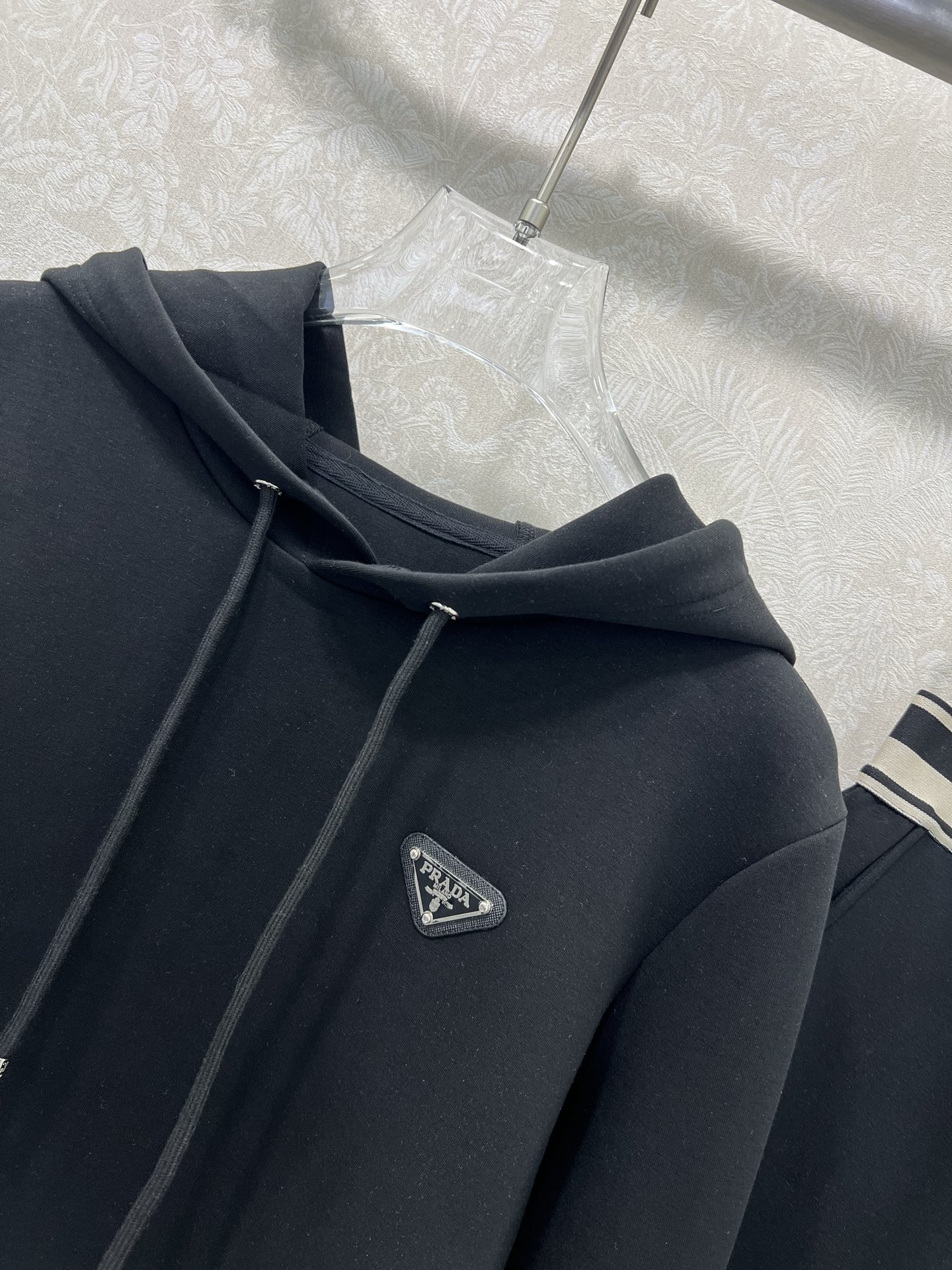 🔥🔥  PRAD*25早秋新款套装 连帽下摆织带上衣➕小直筒长裤的组合  上衣经典三角标下摆字母弹力织带