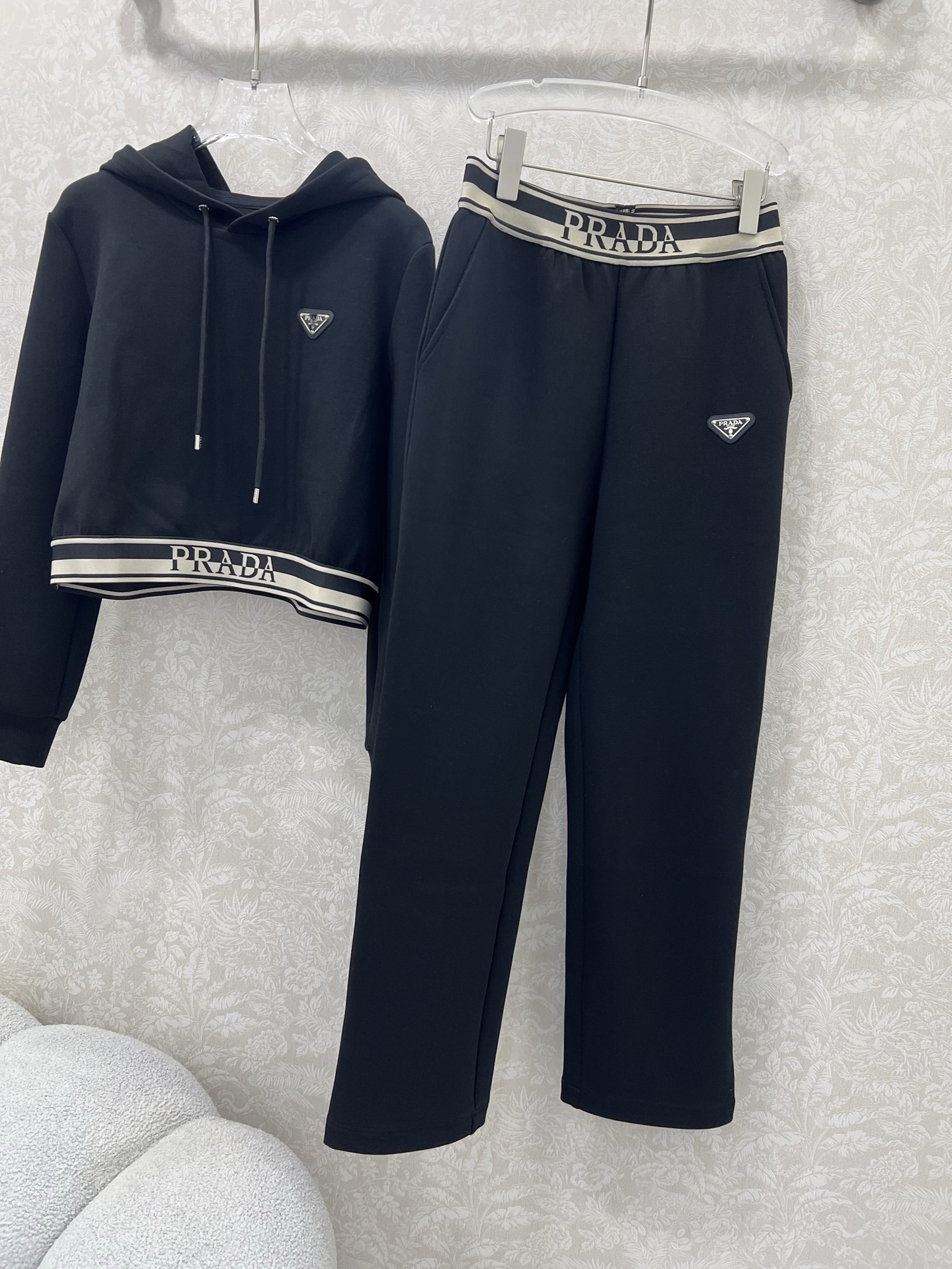 🔥🔥  PRAD*25早秋新款套装 连帽下摆织带上衣➕小直筒长裤的组合  上衣经典三角标下摆字母弹力织带