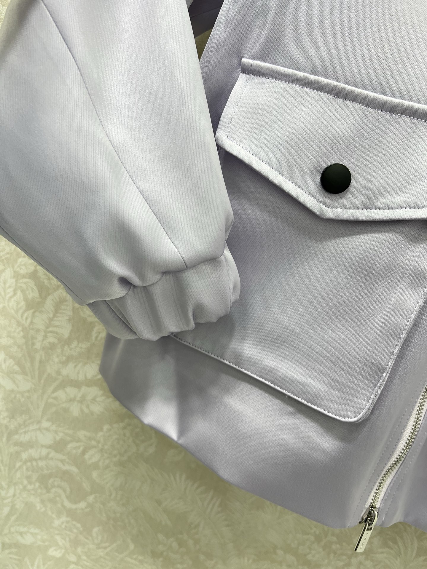 🔥🔥miumi*25新款缎面翻领夹克外套 翻领拉链前大口袋设计 超级温柔的香芋紫💜 解锁多元风格 经典字