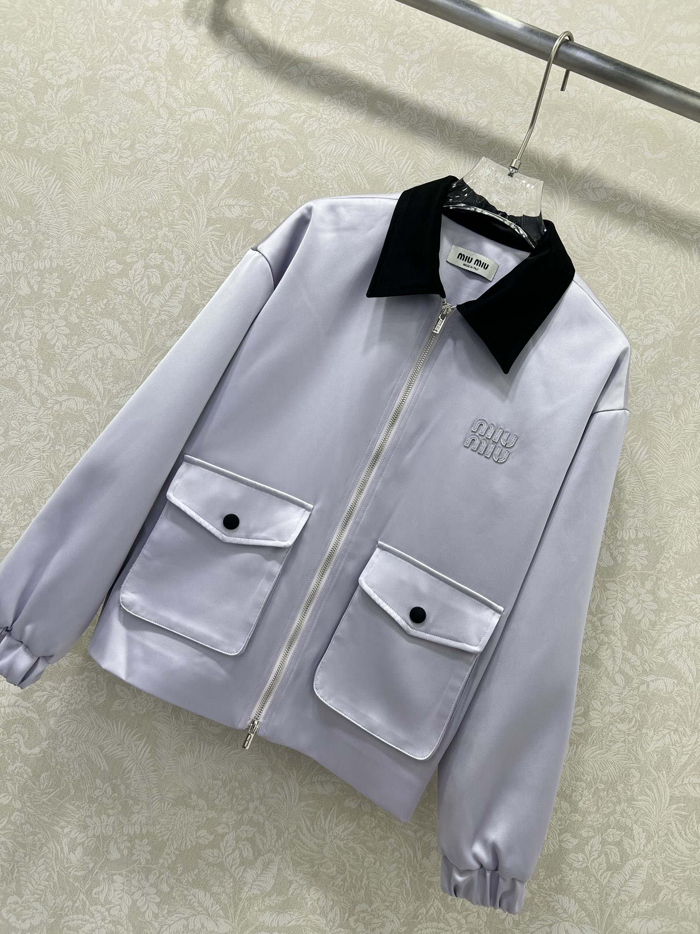 🔥🔥miumi*25新款缎面翻领夹克外套 翻领拉链前大口袋设计 超级温柔的香芋紫💜 解锁多元风格 经典字