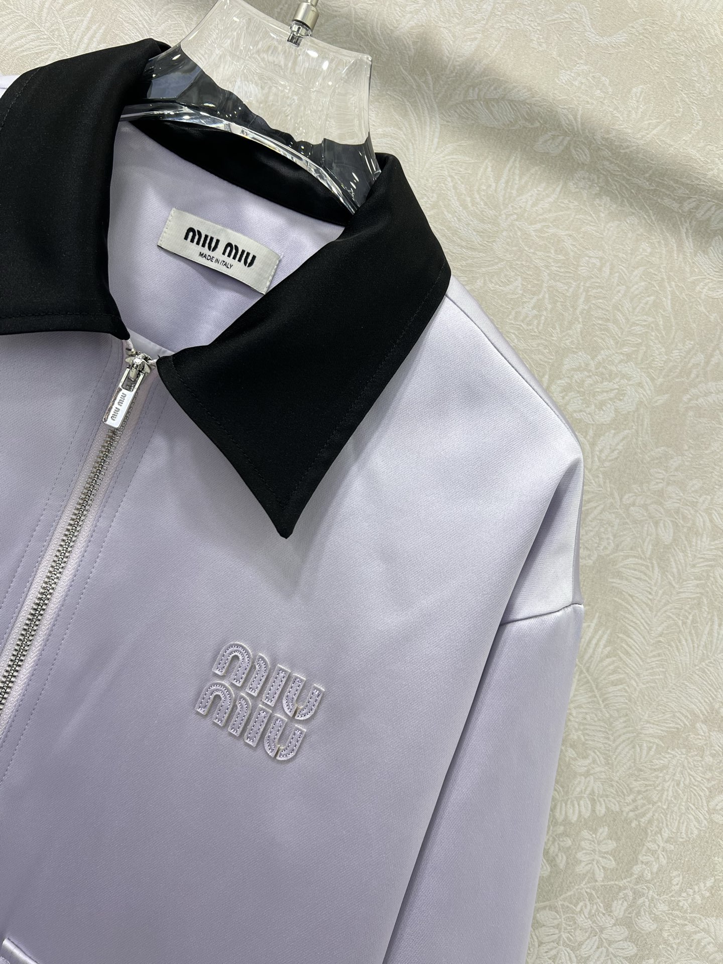 🔥🔥miumi*25新款缎面翻领夹克外套 翻领拉链前大口袋设计 超级温柔的香芋紫💜 解锁多元风格 经典字
