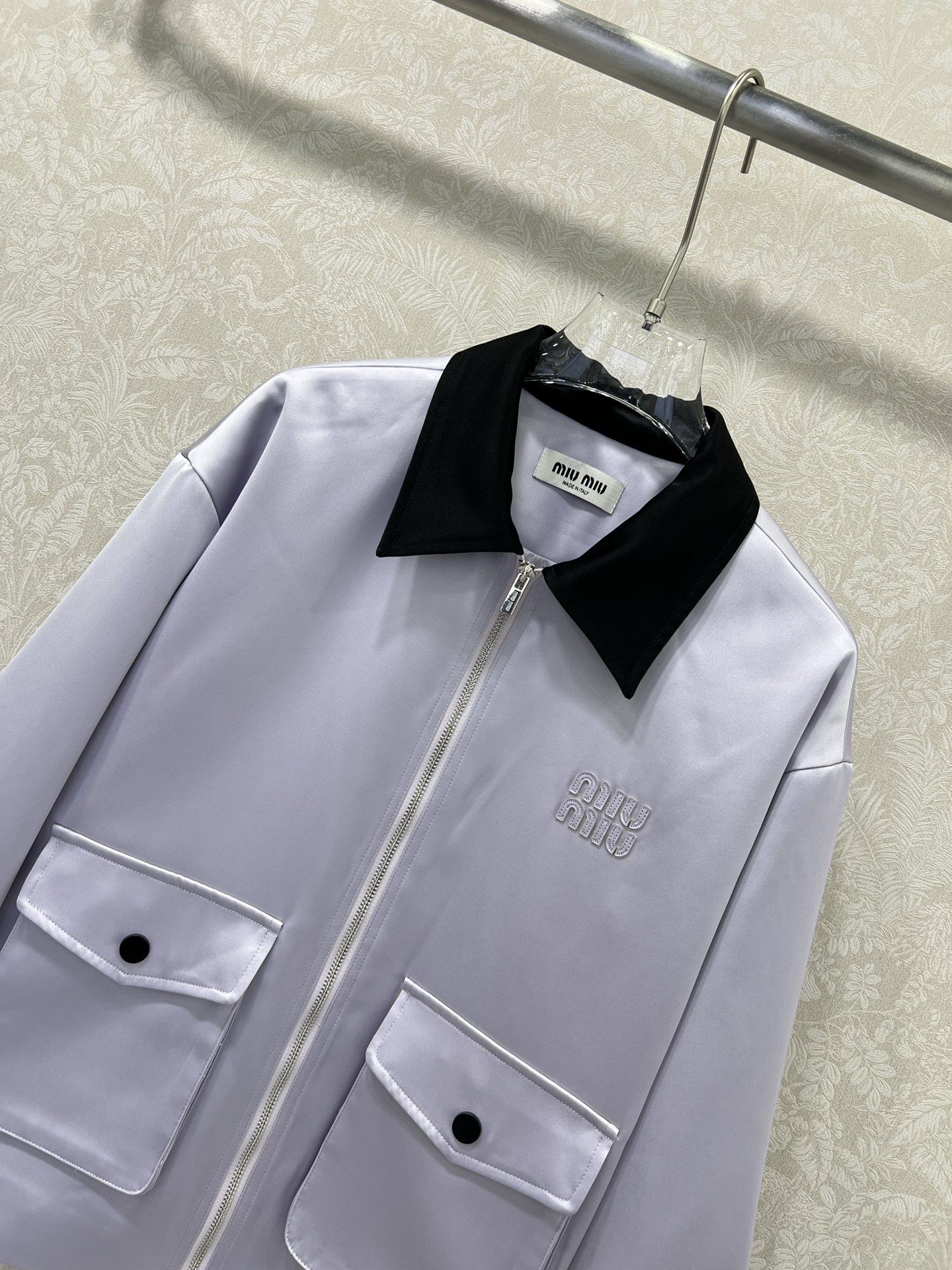 🔥🔥miumi*25新款缎面翻领夹克外套 翻领拉链前大口袋设计 超级温柔的香芋紫💜 解锁多元风格 经典字