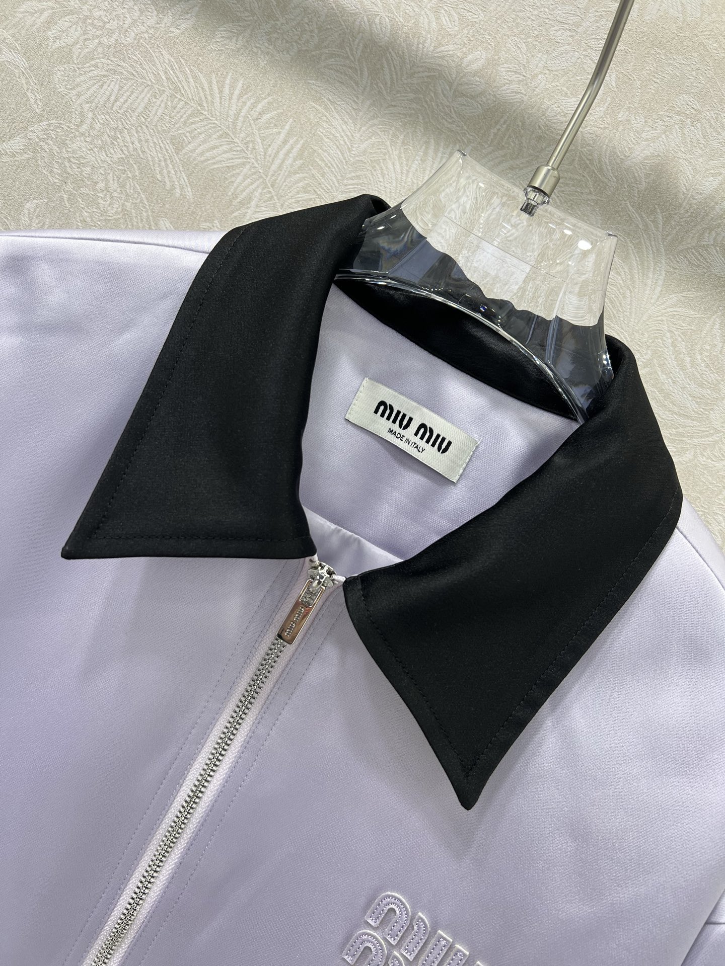 🔥🔥miumi*25新款缎面翻领夹克外套 翻领拉链前大口袋设计 超级温柔的香芋紫💜 解锁多元风格 经典字