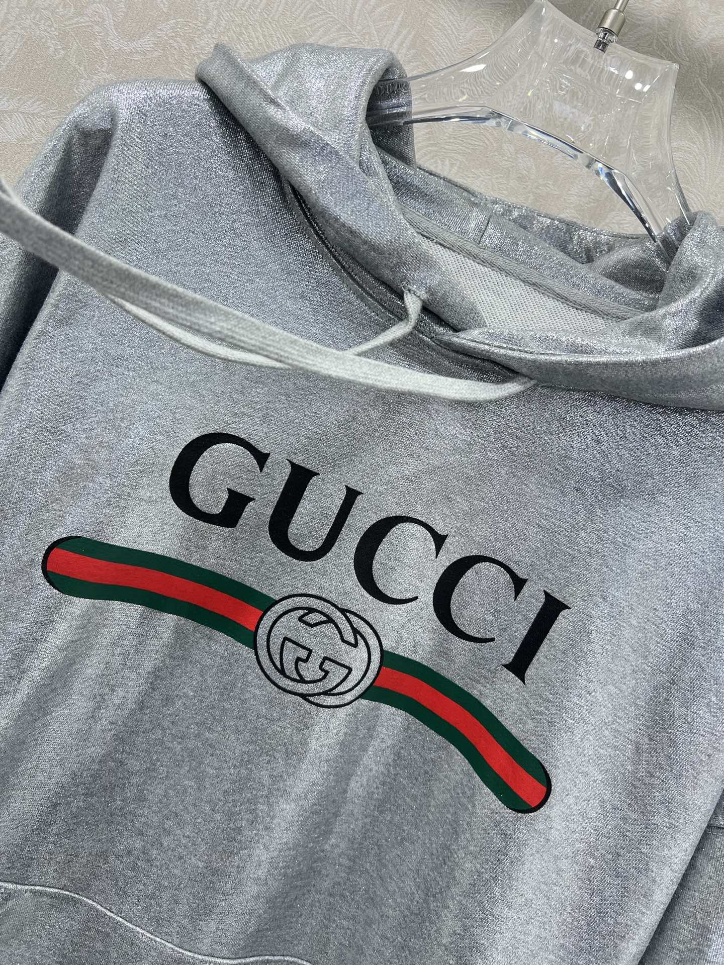 🔥🔥Gucc*25新款银色连帽印花卫衣 定制YB原生全棉材质 透气舒适 质感十足 凸显品牌格调 采用克重