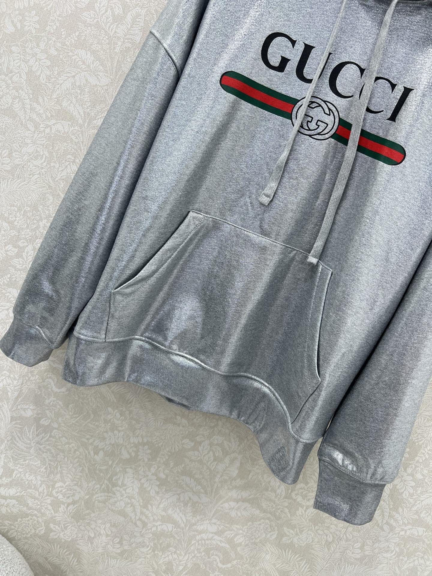 🔥🔥Gucc*25新款银色连帽印花卫衣 定制YB原生全棉材质 透气舒适 质感十足 凸显品牌格调 采用克重