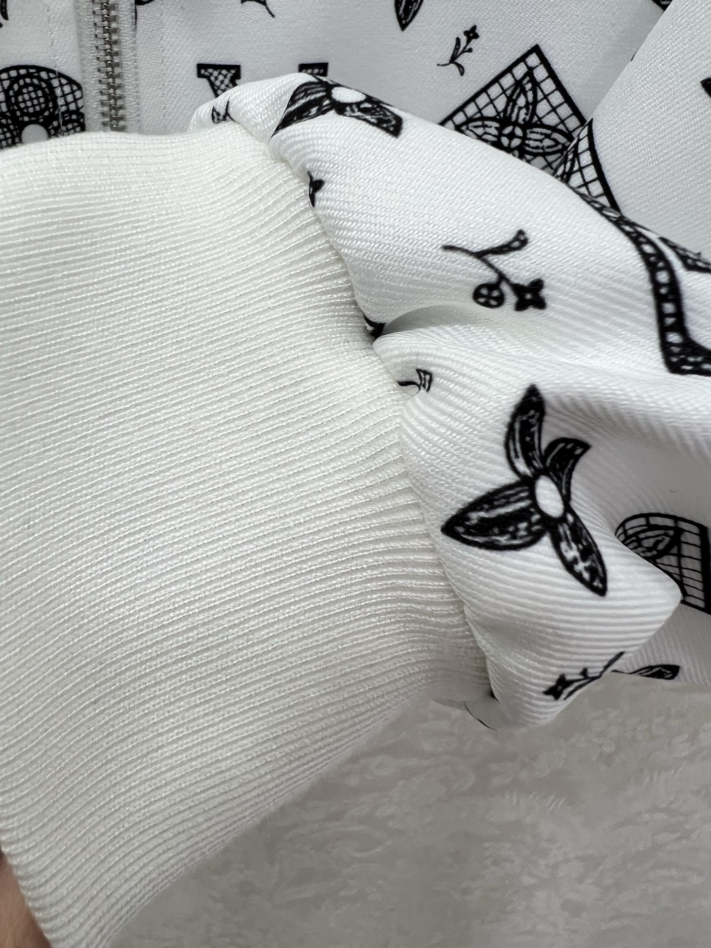 🔥🔥Louis Vuitto*25新款螺纹领老花印花夹克外套 大身通体以印花满铺作为亮点 字母徽标与四叶