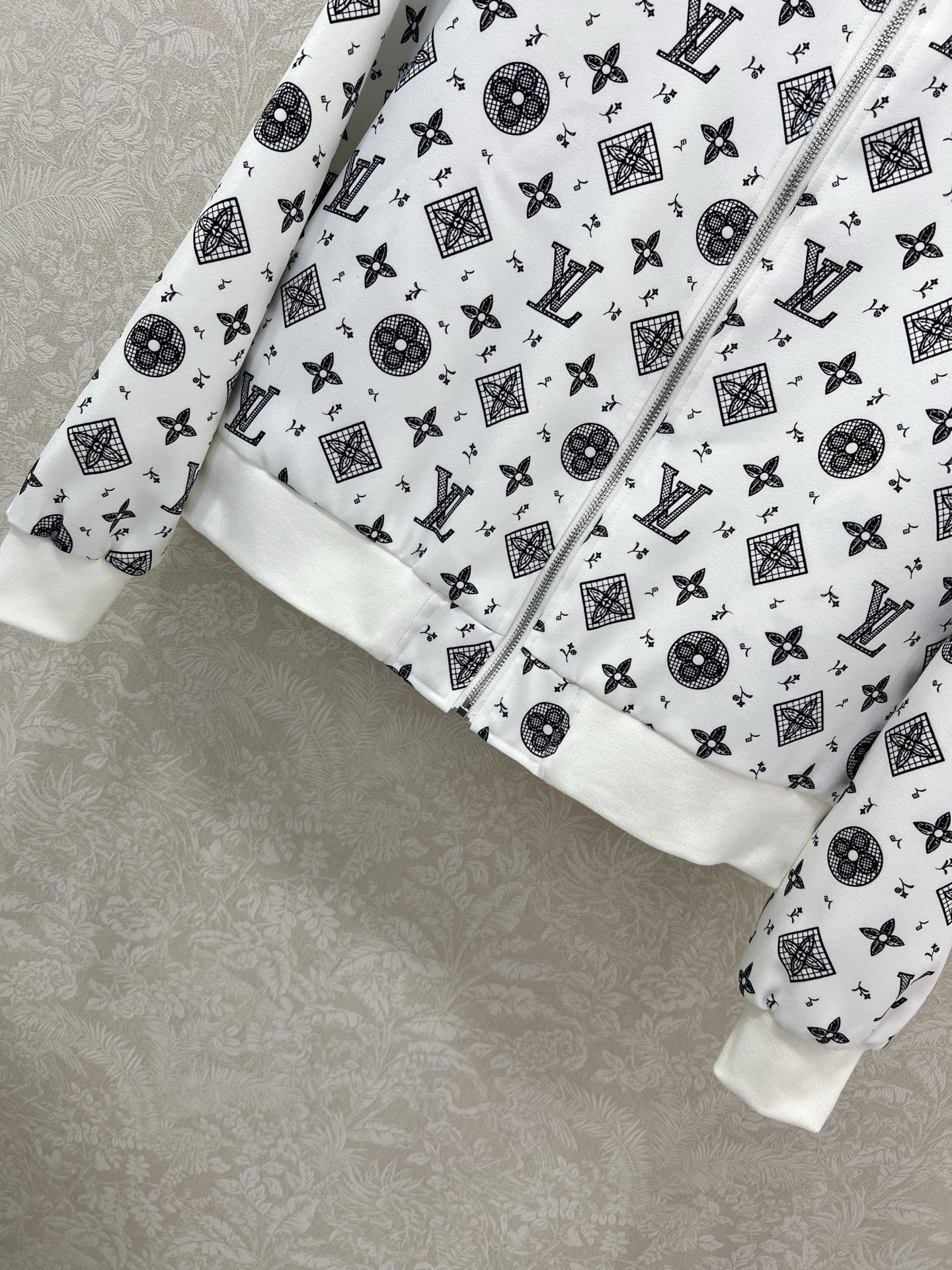 🔥🔥Louis Vuitto*25新款螺纹领老花印花夹克外套 大身通体以印花满铺作为亮点 字母徽标与四叶