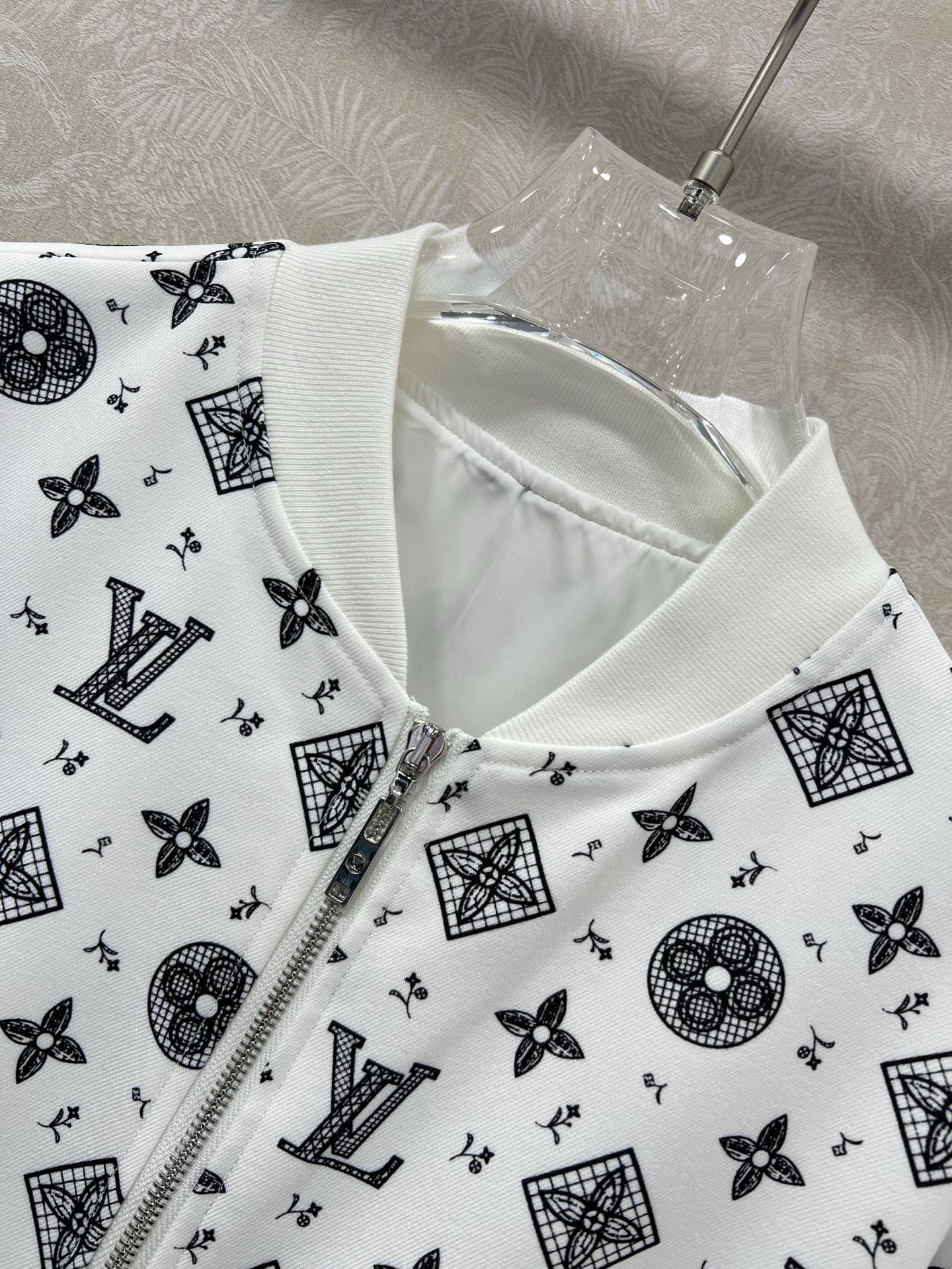 🔥🔥Louis Vuitto*25新款螺纹领老花印花夹克外套 大身通体以印花满铺作为亮点 字母徽标与四叶