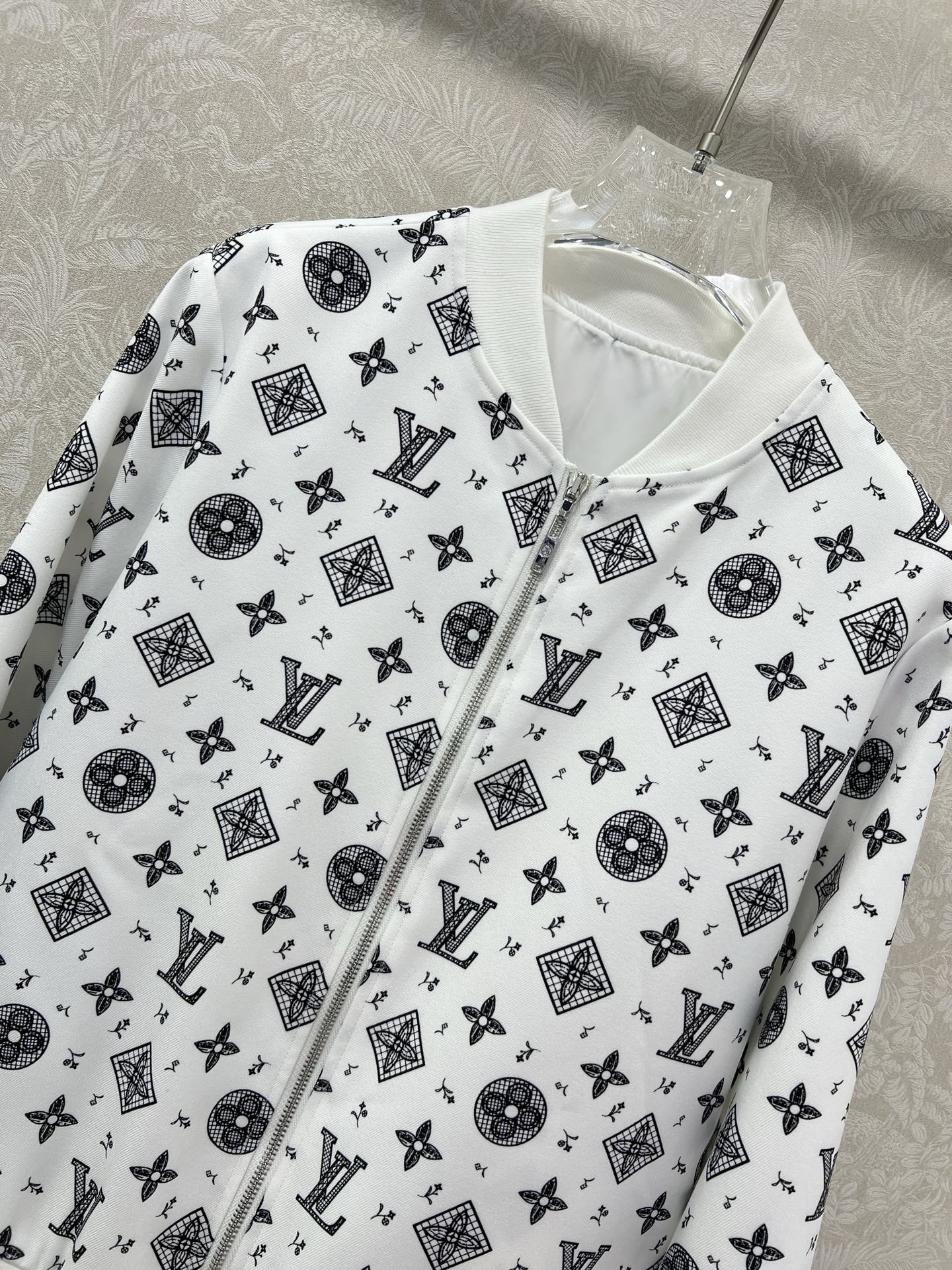 🔥🔥Louis Vuitto*25新款螺纹领老花印花夹克外套 大身通体以印花满铺作为亮点 字母徽标与四叶