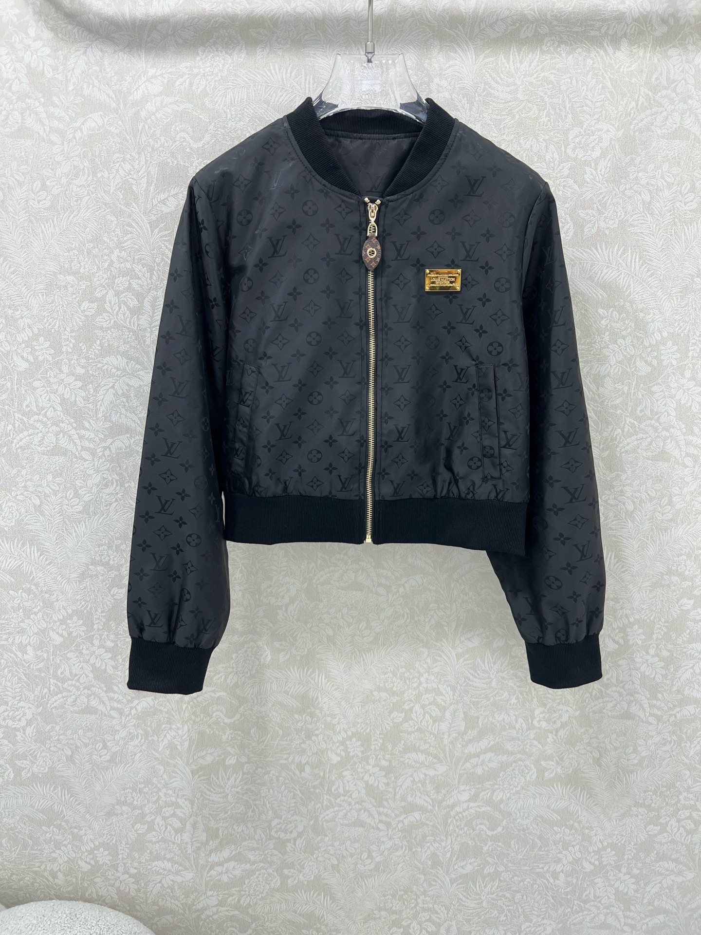 🔥🔥Louis Vuitto*25新款螺纹领老花暗纹印花夹克外套 大身通体以印花满铺作为亮点 字母徽标与