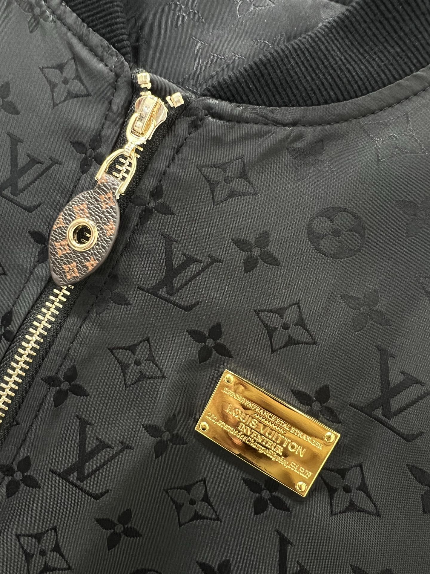 🔥🔥Louis Vuitto*25新款螺纹领老花暗纹印花夹克外套 大身通体以印花满铺作为亮点 字母徽标与