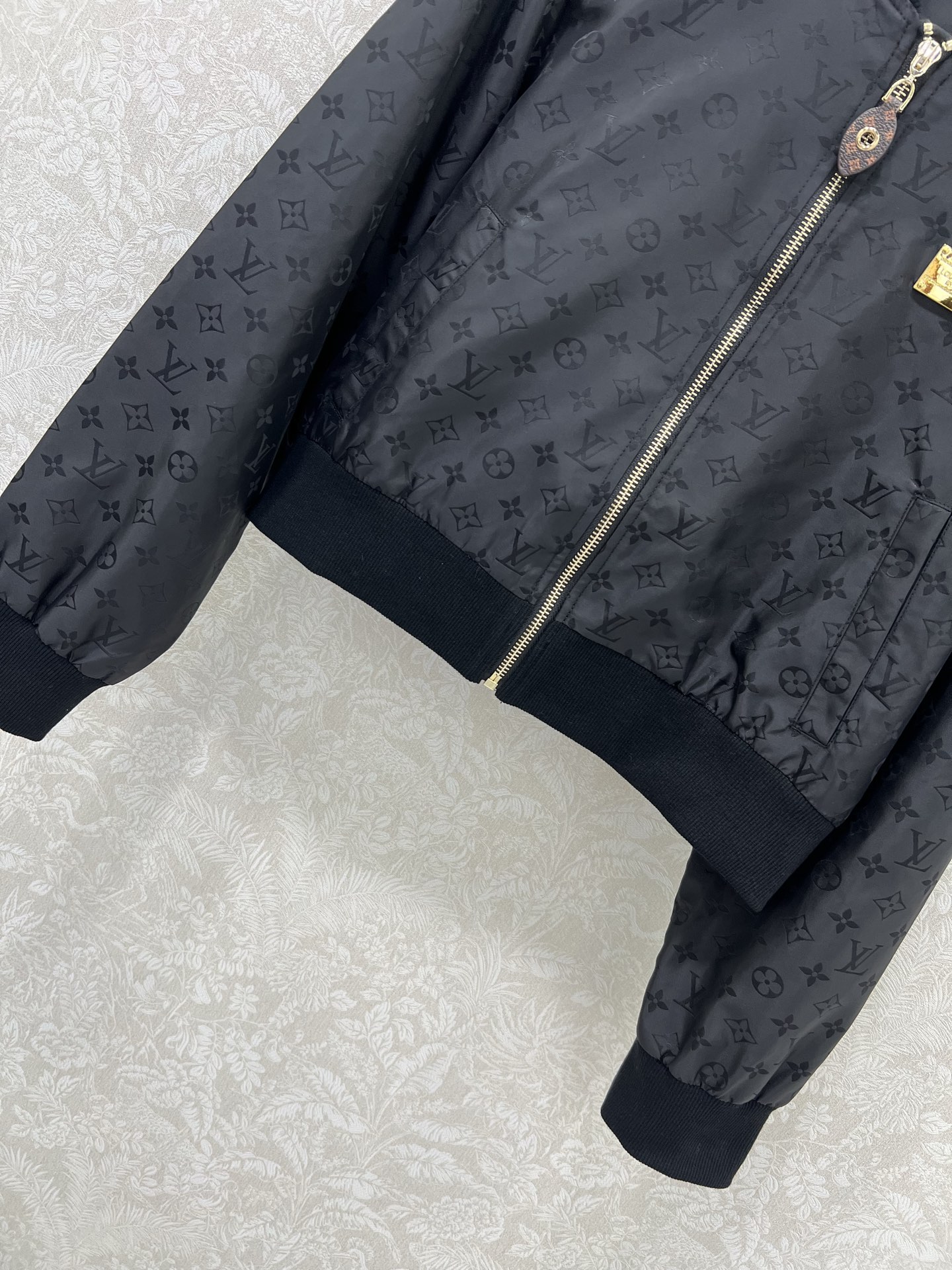 🔥🔥Louis Vuitto*25新款螺纹领老花暗纹印花夹克外套 大身通体以印花满铺作为亮点 字母徽标与