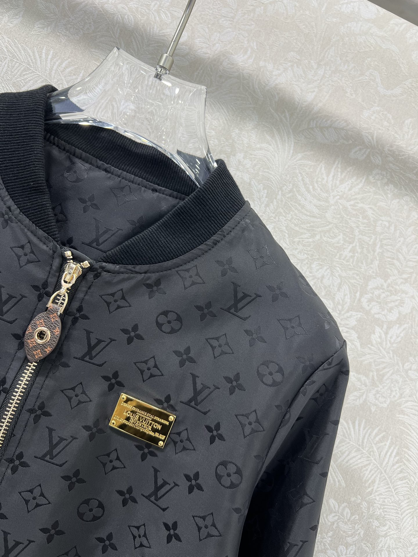 🔥🔥Louis Vuitto*25新款螺纹领老花暗纹印花夹克外套 大身通体以印花满铺作为亮点 字母徽标与