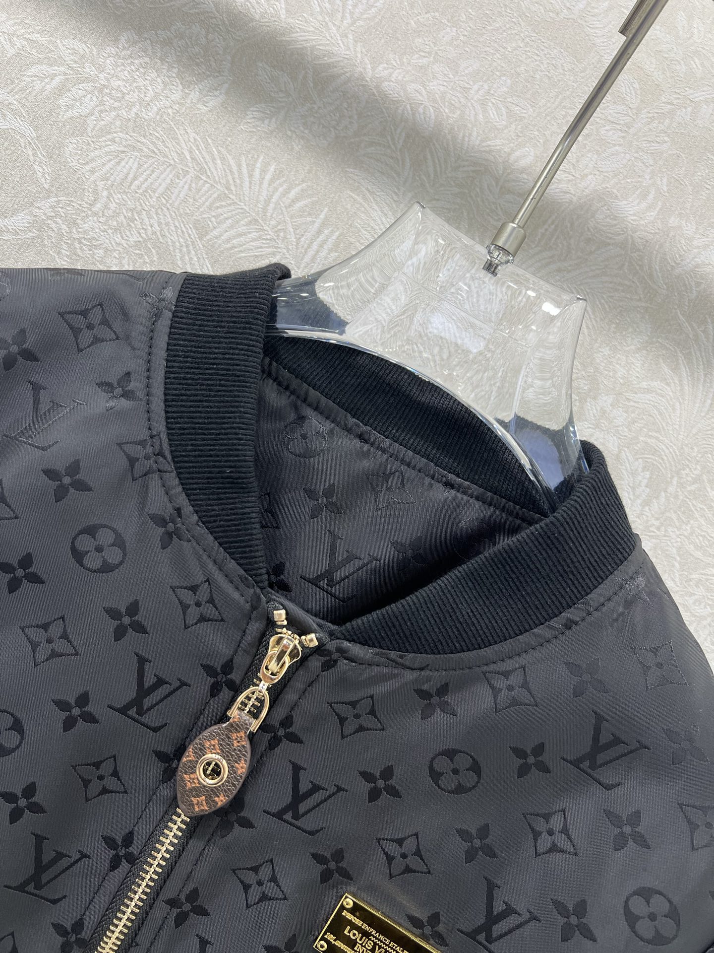 🔥🔥Louis Vuitto*25新款螺纹领老花暗纹印花夹克外套 大身通体以印花满铺作为亮点 字母徽标与