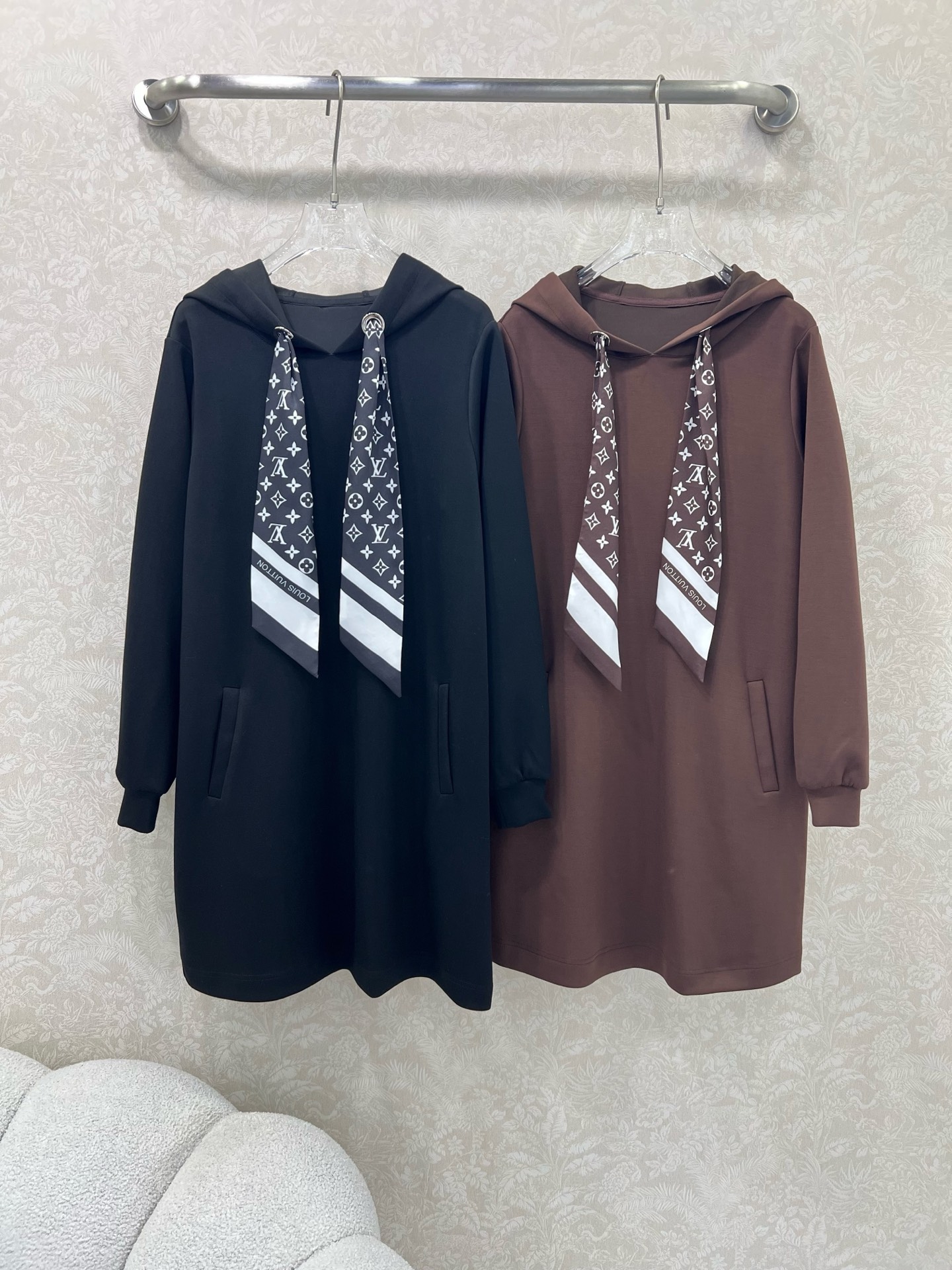 🔥🔥 Louis Vuitt*n*25新款搭配老花丝巾连帽连衣裙  老花logo丝巾装饰 真的太美腻啦~