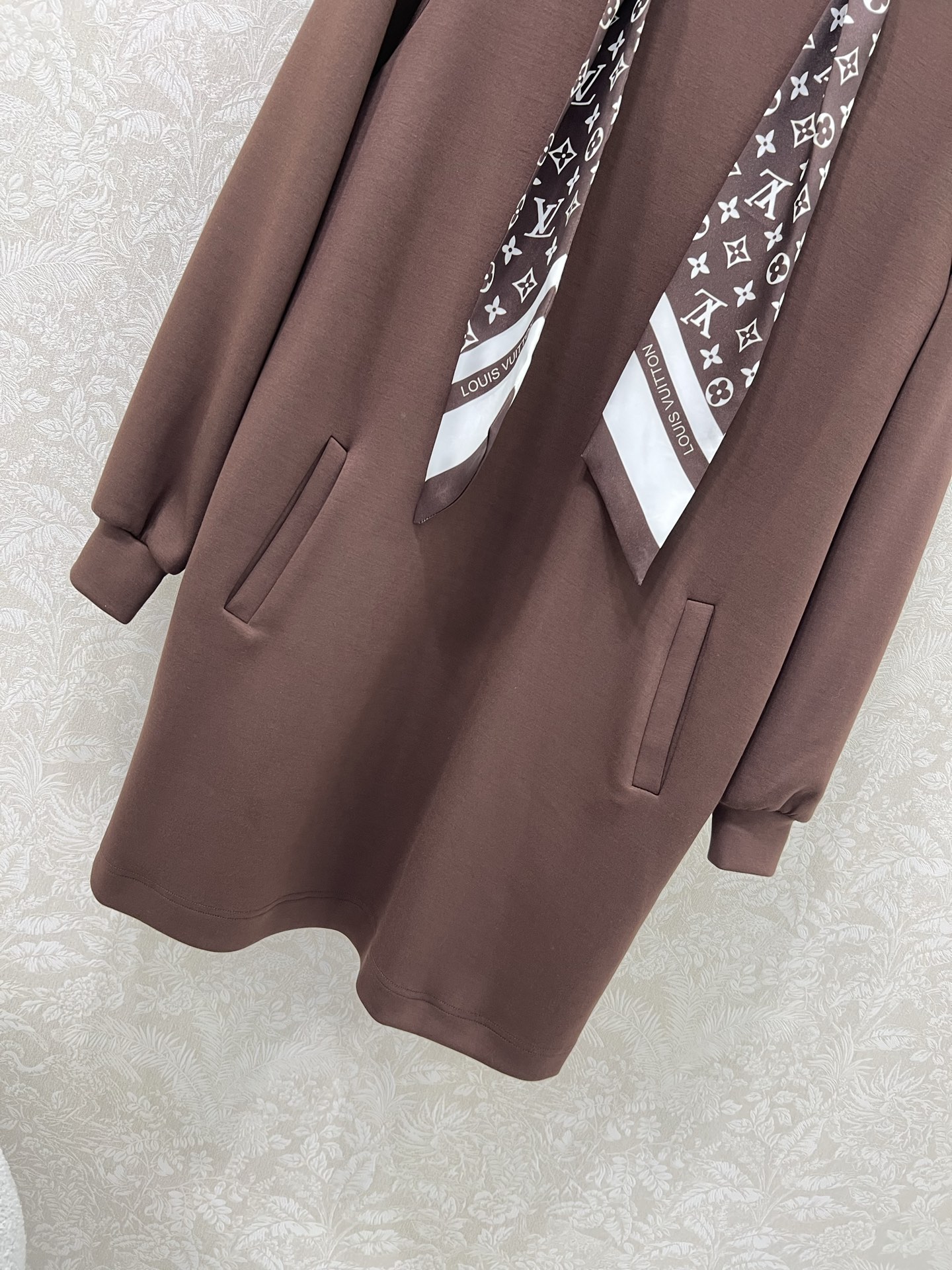 🔥🔥 Louis Vuitt*n*25新款搭配老花丝巾连帽连衣裙  老花logo丝巾装饰 真的太美腻啦~