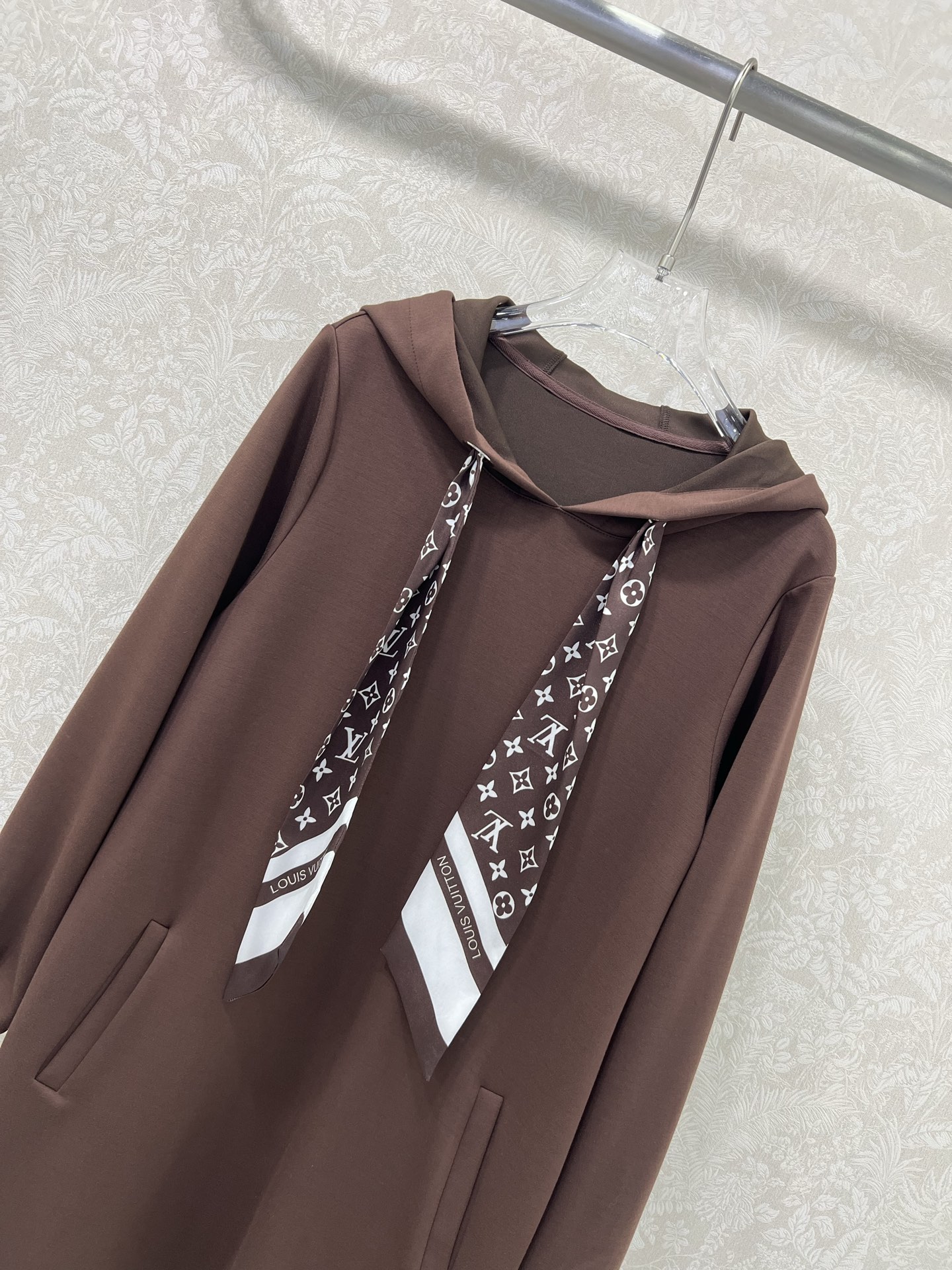 🔥🔥 Louis Vuitt*n*25新款搭配老花丝巾连帽连衣裙  老花logo丝巾装饰 真的太美腻啦~