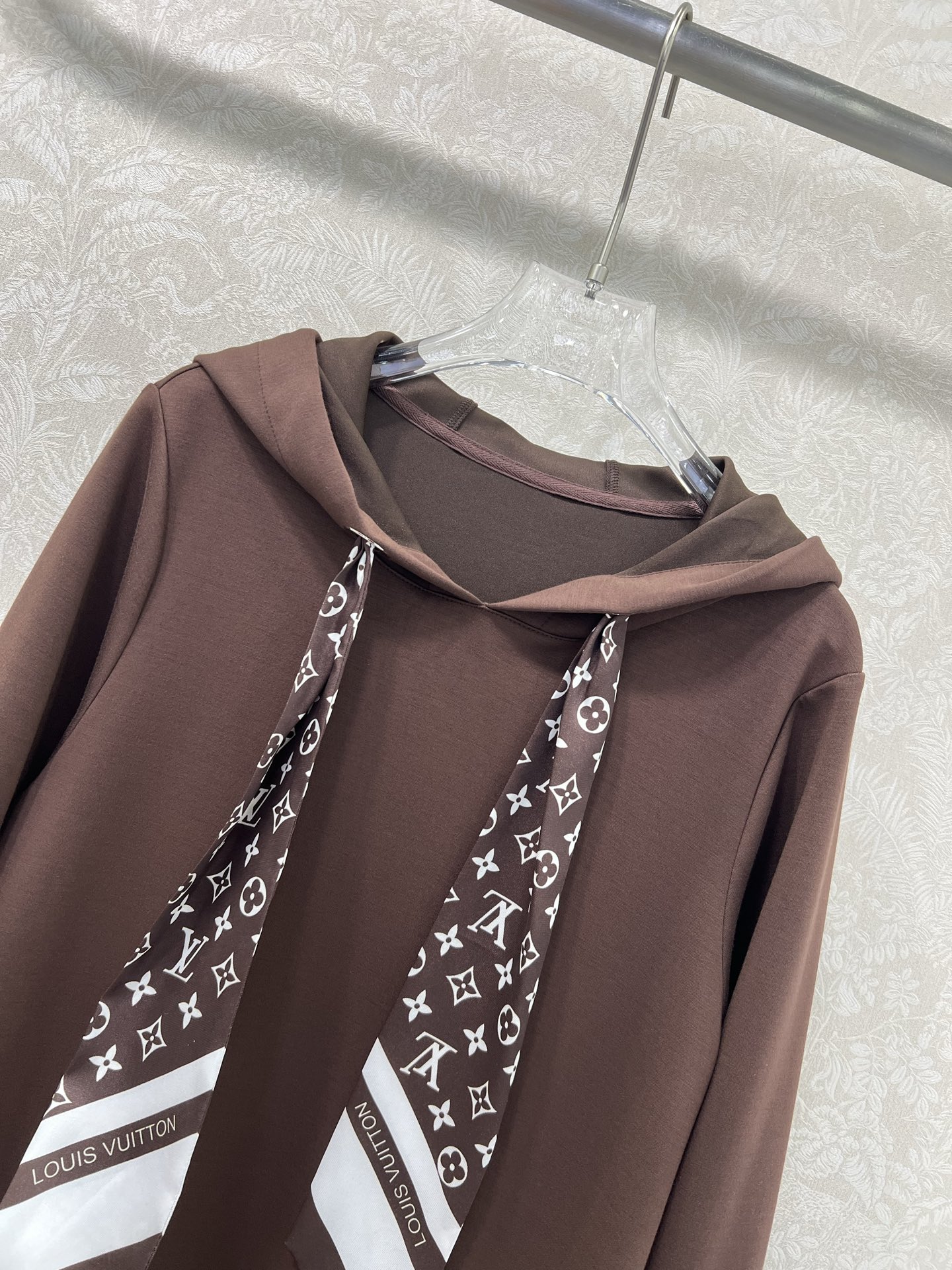 🔥🔥 Louis Vuitt*n*25新款搭配老花丝巾连帽连衣裙  老花logo丝巾装饰 真的太美腻啦~