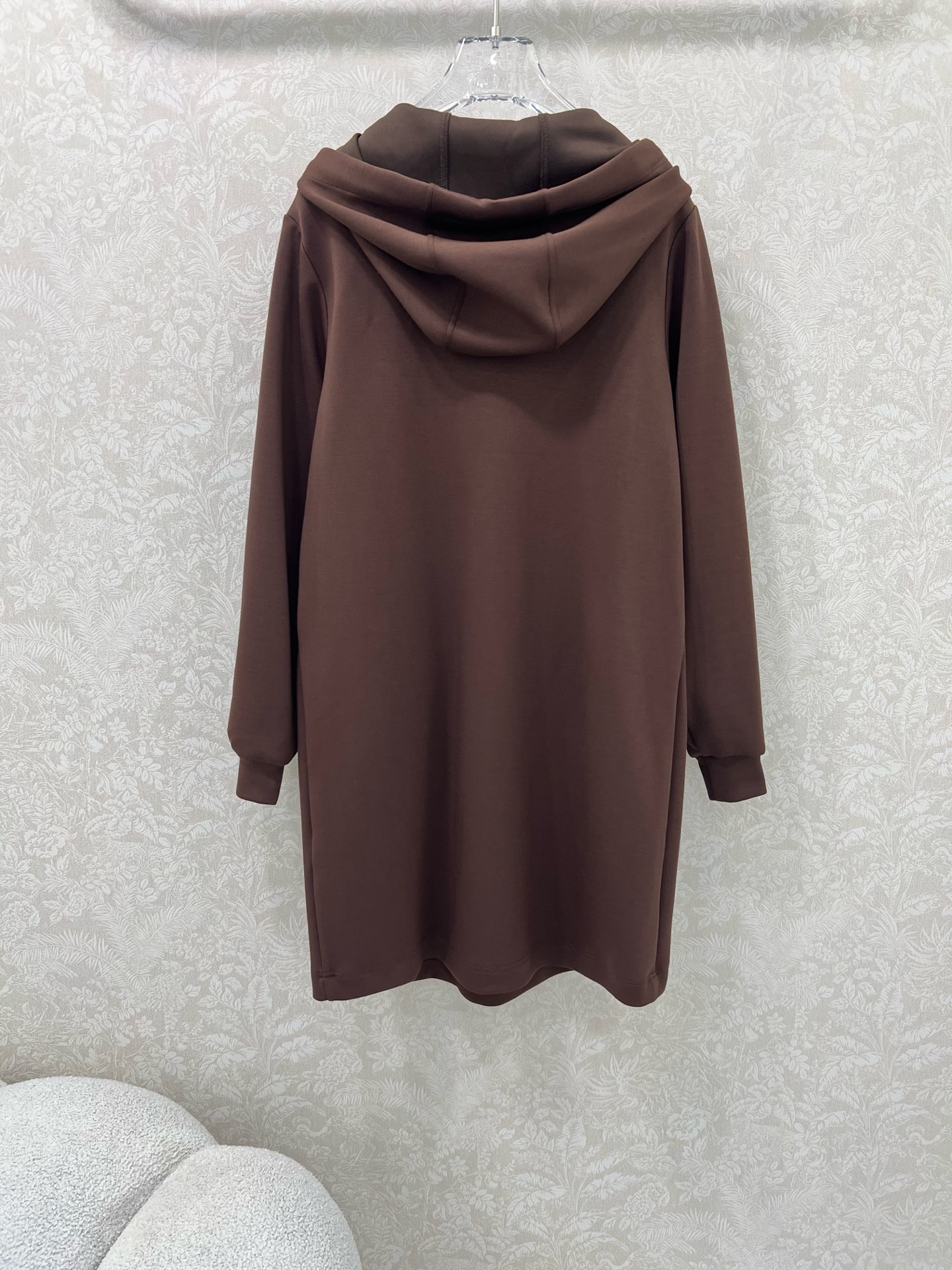 🔥🔥 Louis Vuitt*n*25新款搭配老花丝巾连帽连衣裙  老花logo丝巾装饰 真的太美腻啦~