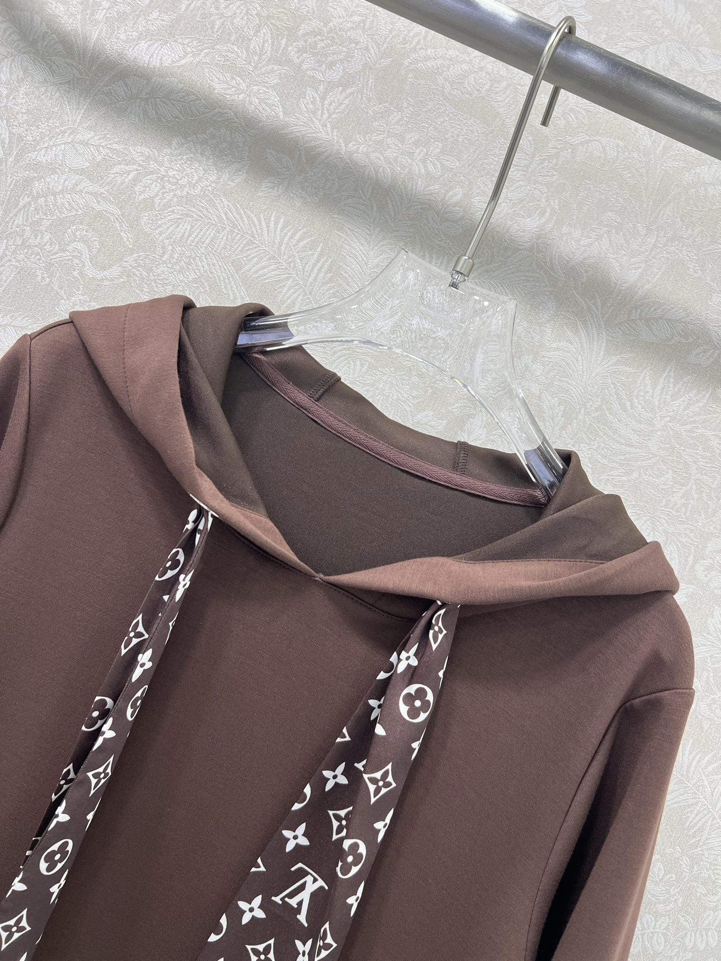 🔥🔥 Louis Vuitt*n*25新款搭配老花丝巾连帽连衣裙  老花logo丝巾装饰 真的太美腻啦~