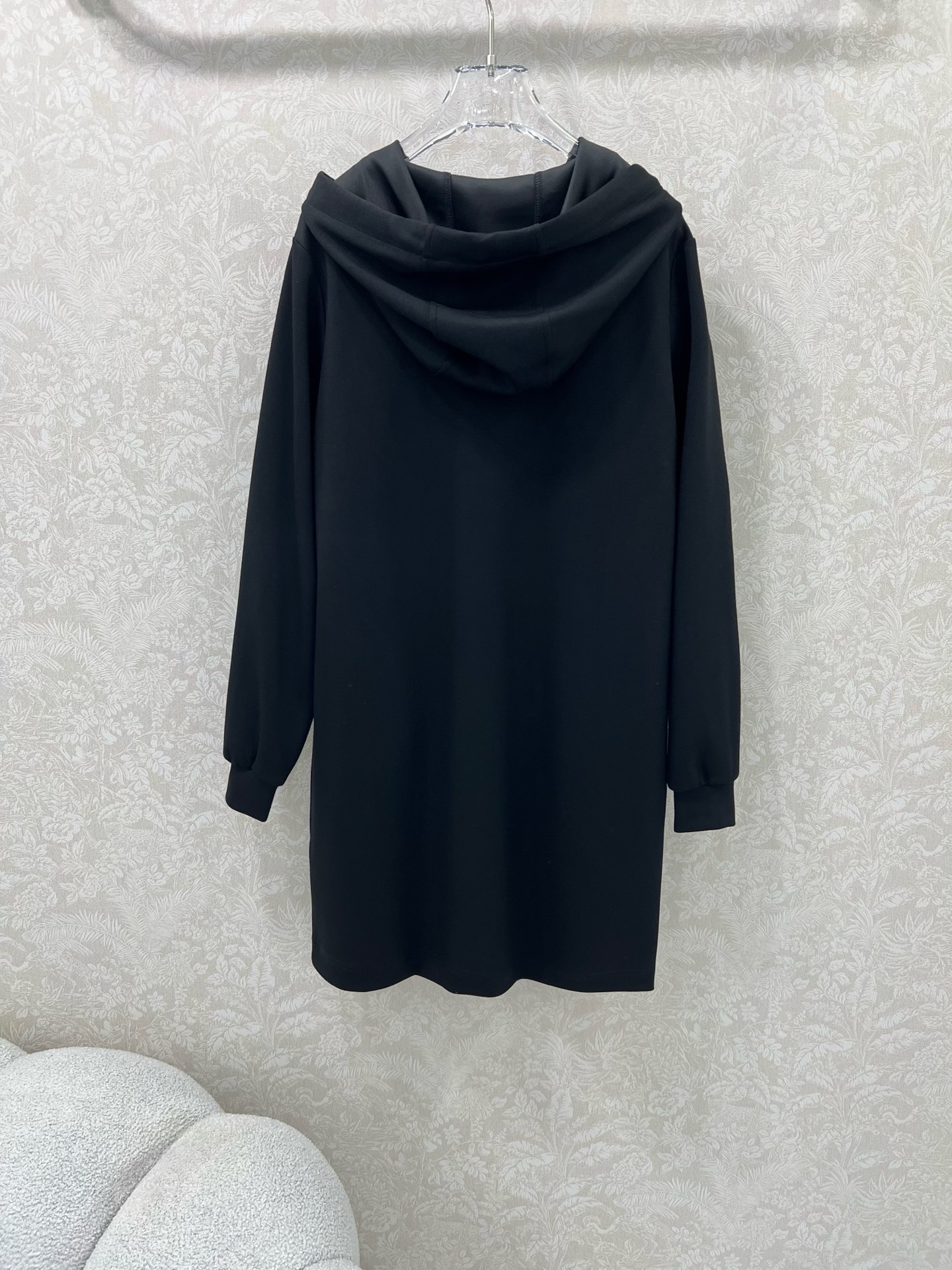 🔥🔥 Louis Vuitt*n*25新款搭配老花丝巾连帽连衣裙  老花logo丝巾装饰 真的太美腻啦~