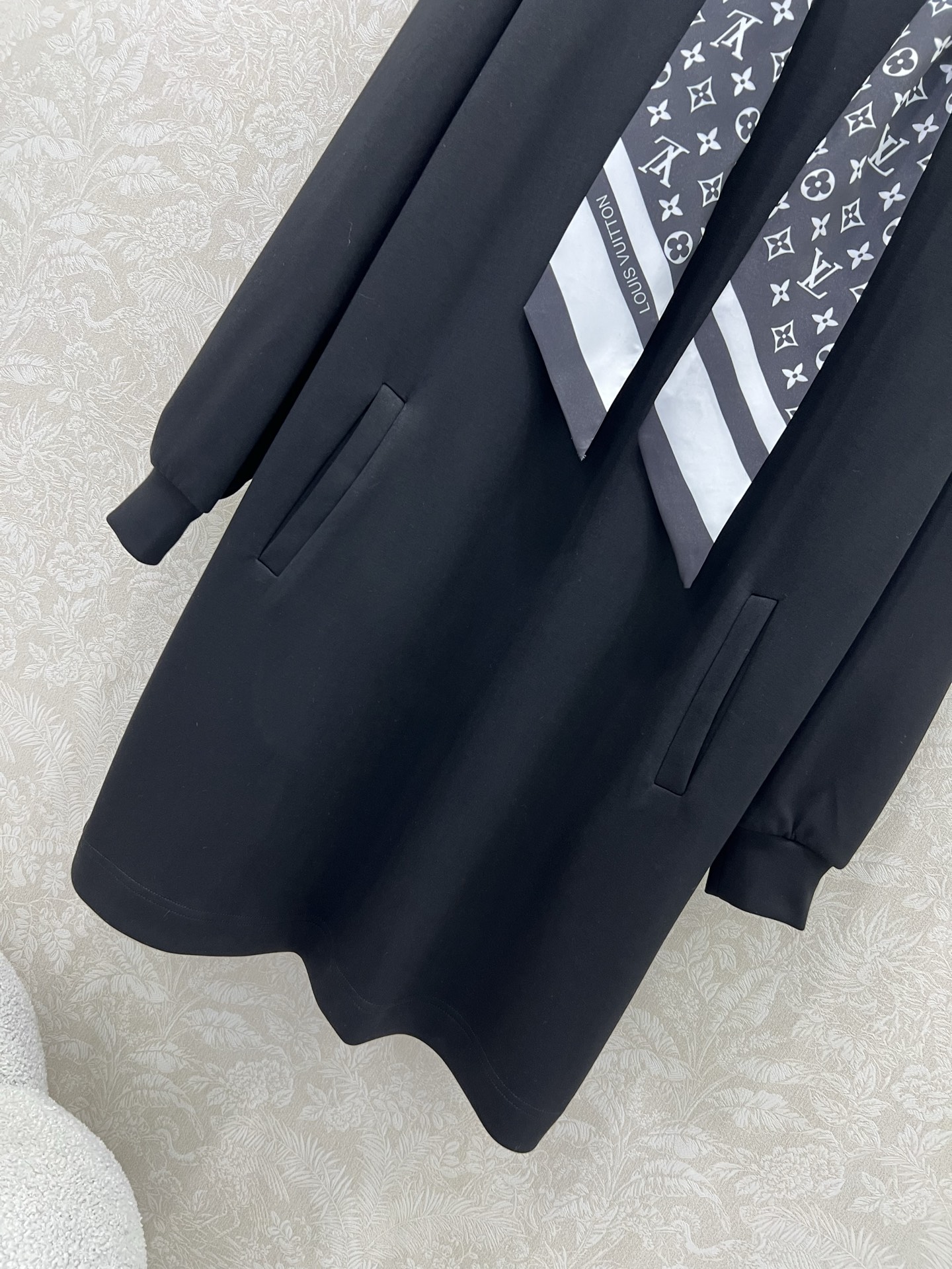 🔥🔥 Louis Vuitt*n*25新款搭配老花丝巾连帽连衣裙  老花logo丝巾装饰 真的太美腻啦~