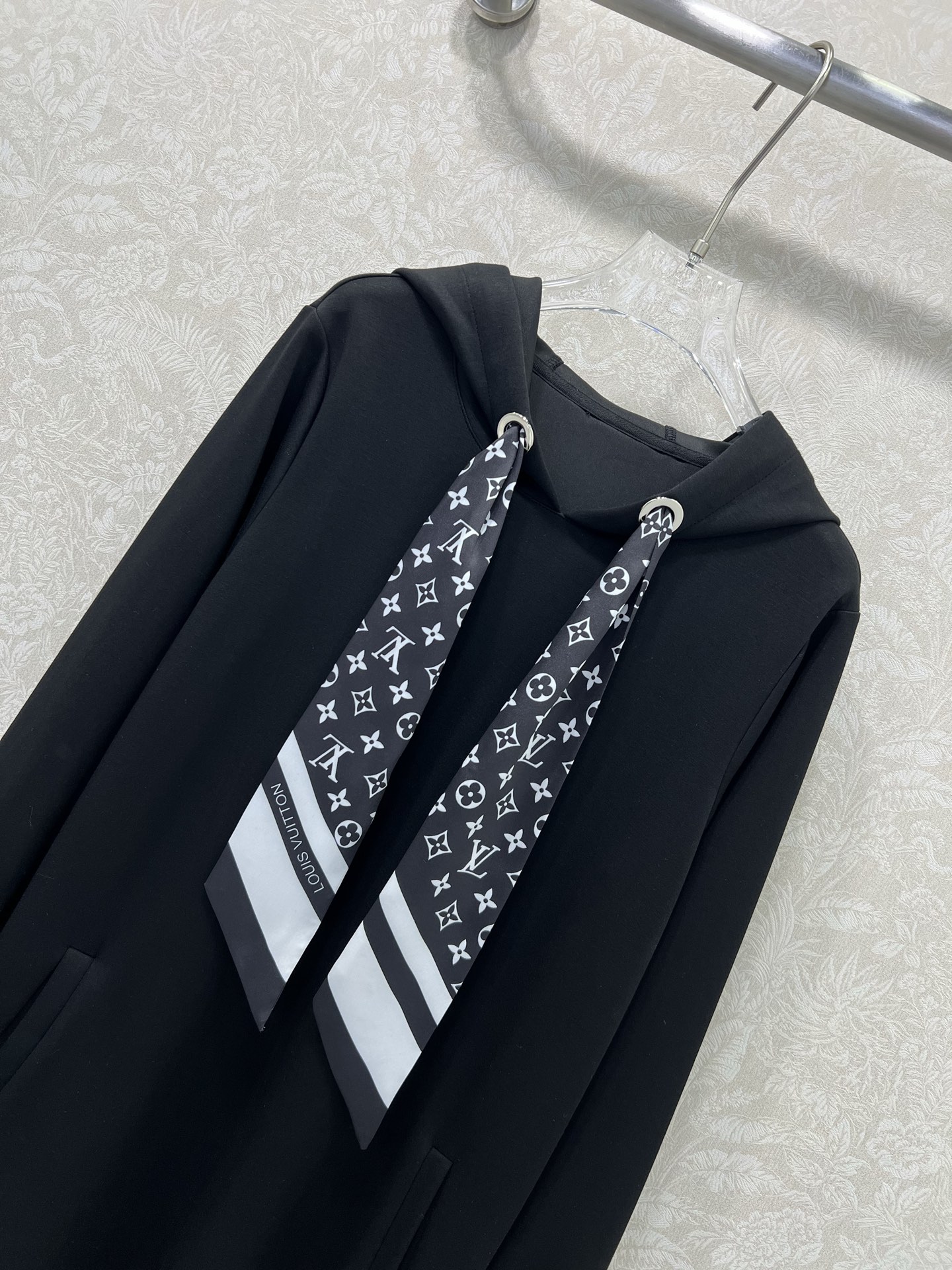 🔥🔥 Louis Vuitt*n*25新款搭配老花丝巾连帽连衣裙  老花logo丝巾装饰 真的太美腻啦~