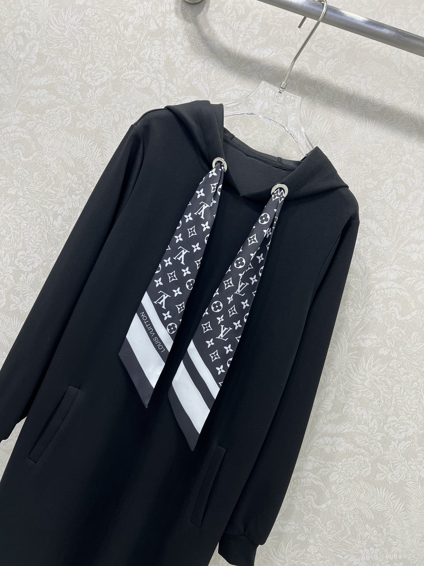 🔥🔥 Louis Vuitt*n*25新款搭配老花丝巾连帽连衣裙  老花logo丝巾装饰 真的太美腻啦~