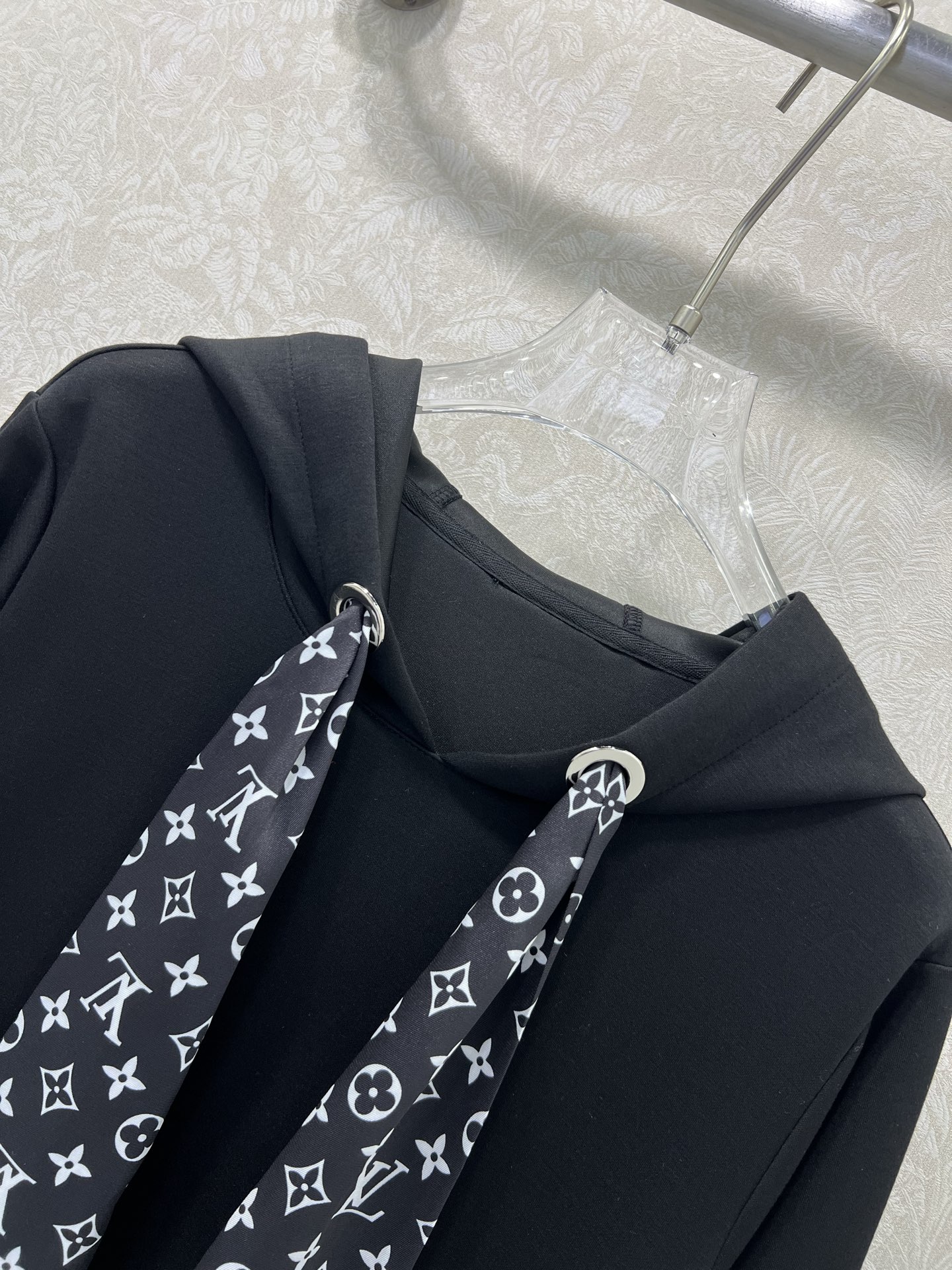 🔥🔥 Louis Vuitt*n*25新款搭配老花丝巾连帽连衣裙  老花logo丝巾装饰 真的太美腻啦~