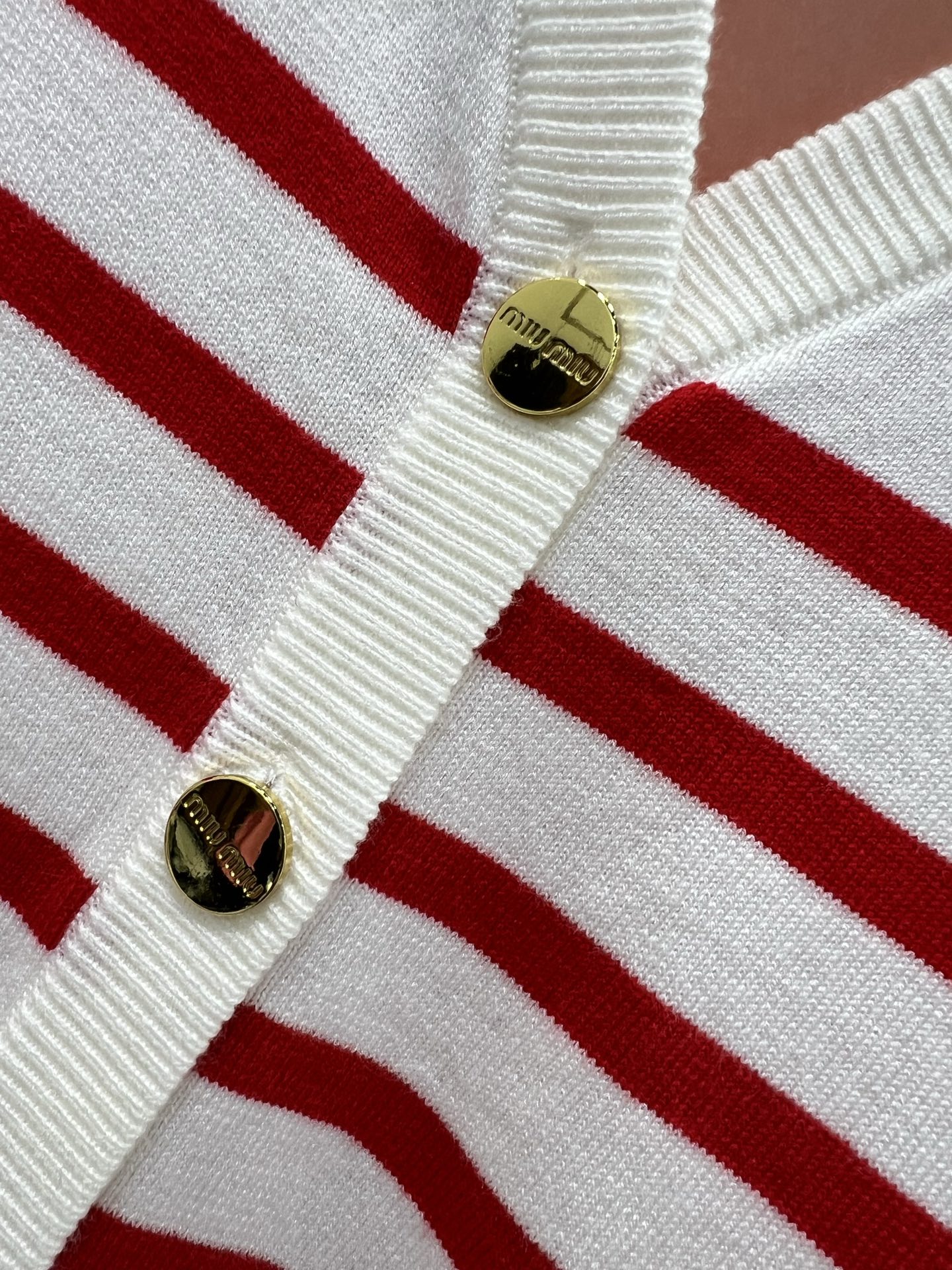 🔥🔥Miumi*25新款V针织开衫 胸前logo刺绣设计 定制五金 条纹撞色 独家高版出品 真的很难不让