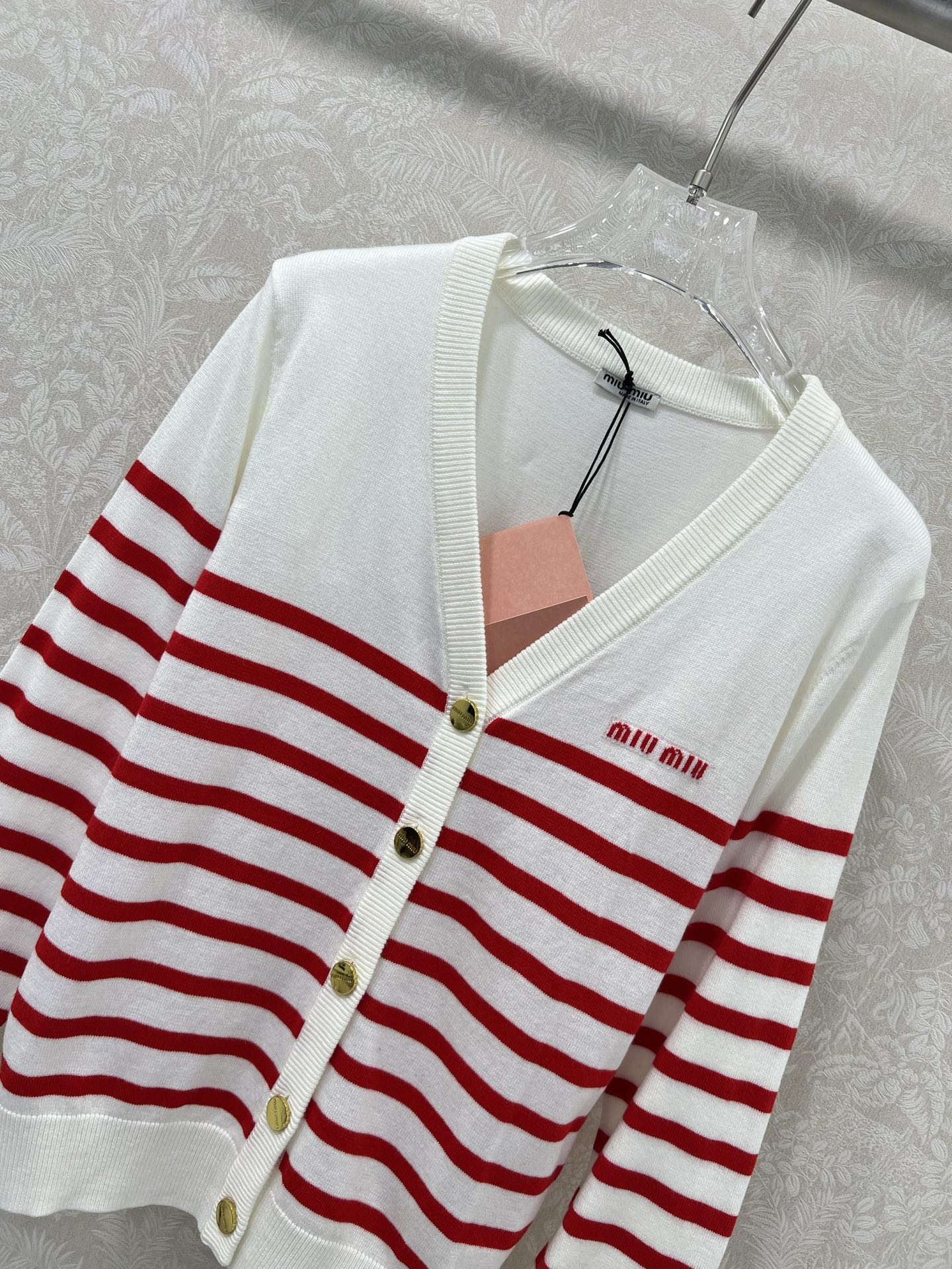 🔥🔥Miumi*25新款V针织开衫 胸前logo刺绣设计 定制五金 条纹撞色 独家高版出品 真的很难不让