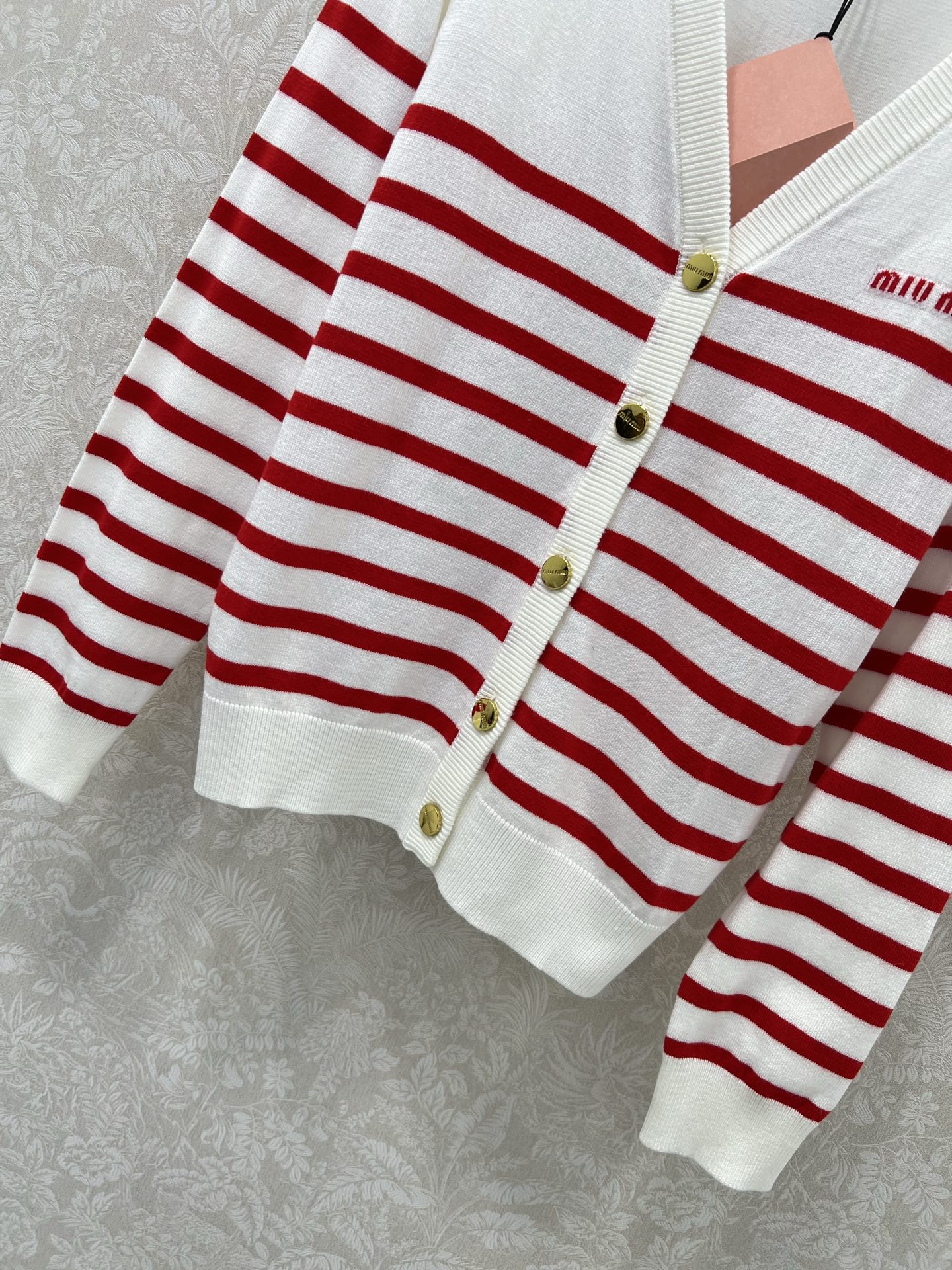 🔥🔥Miumi*25新款V针织开衫 胸前logo刺绣设计 定制五金 条纹撞色 独家高版出品 真的很难不让