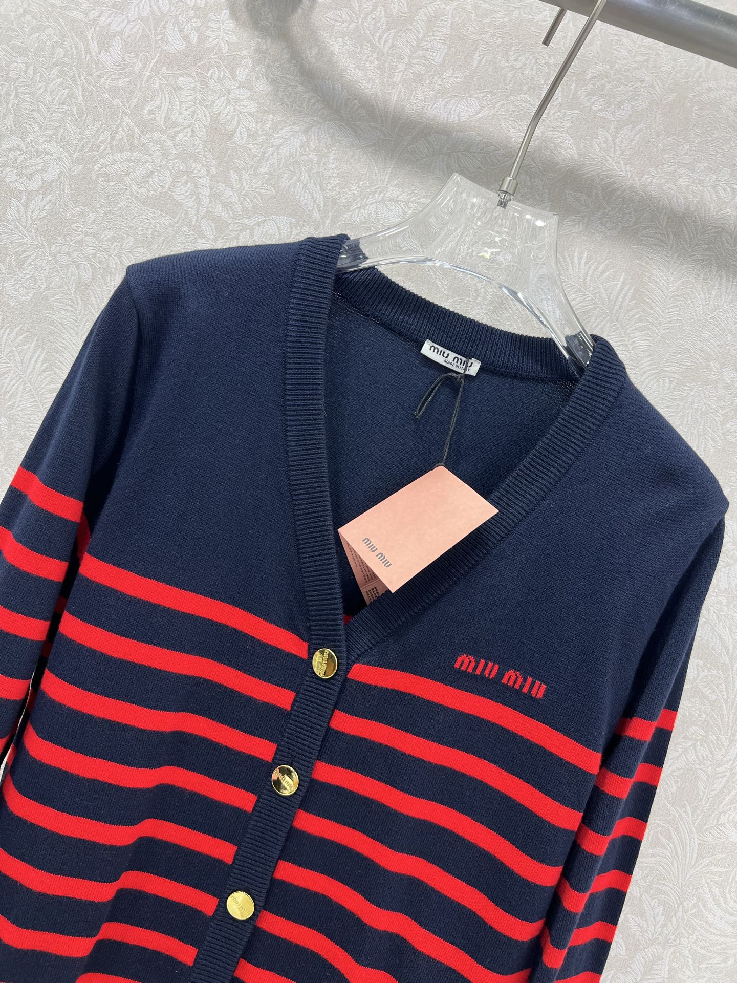 🔥🔥Miumi*25新款V针织开衫 胸前logo刺绣设计 定制五金 条纹撞色 独家高版出品 真的很难不让