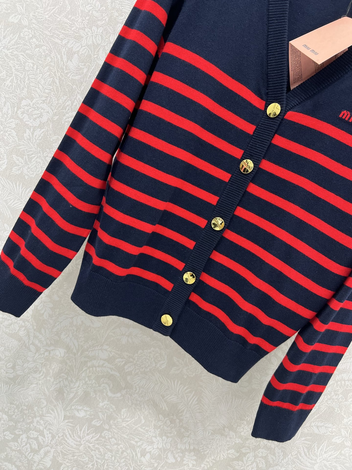 🔥🔥Miumi*25新款V针织开衫 胸前logo刺绣设计 定制五金 条纹撞色 独家高版出品 真的很难不让