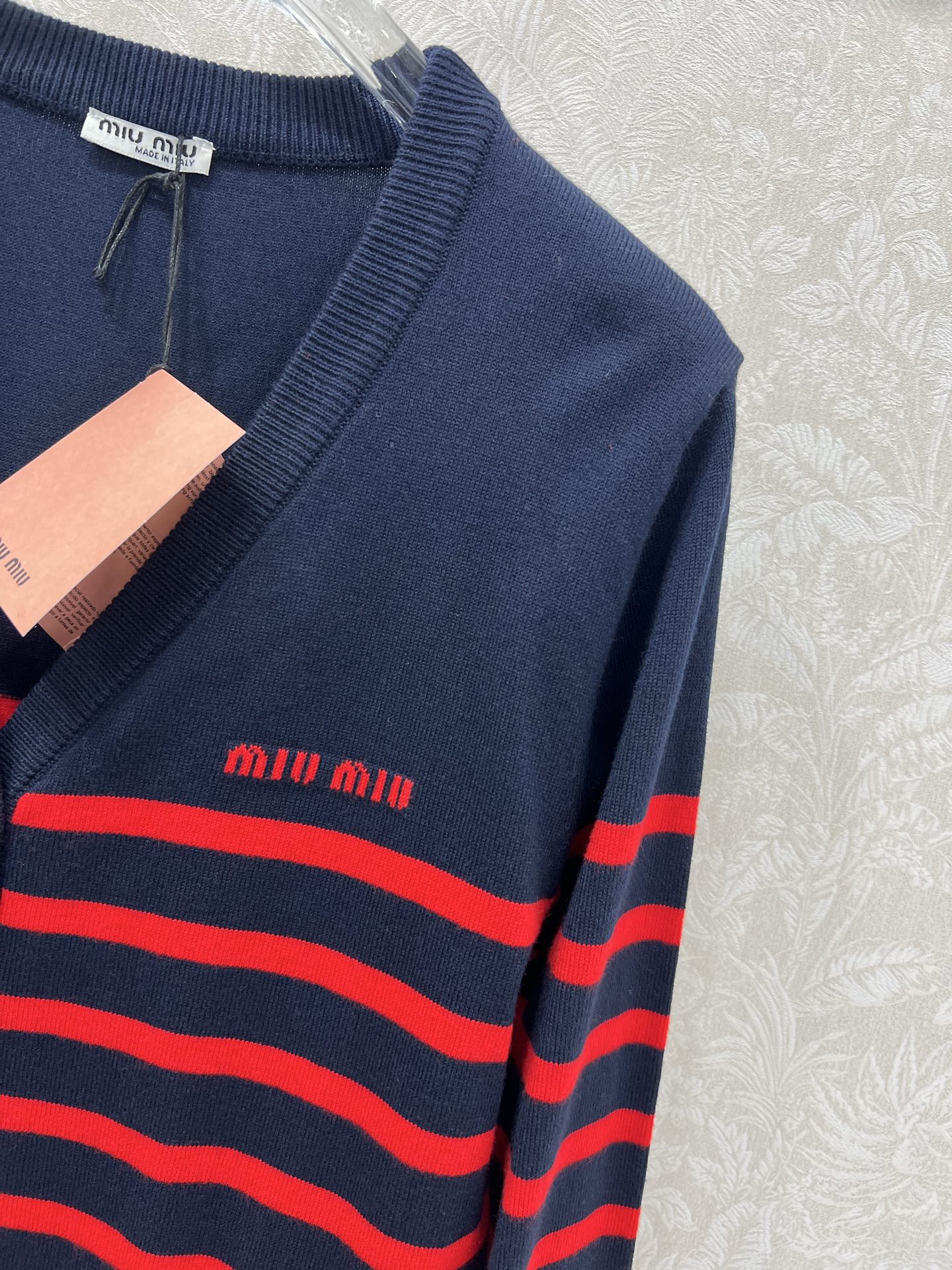 🔥🔥Miumi*25新款V针织开衫 胸前logo刺绣设计 定制五金 条纹撞色 独家高版出品 真的很难不让