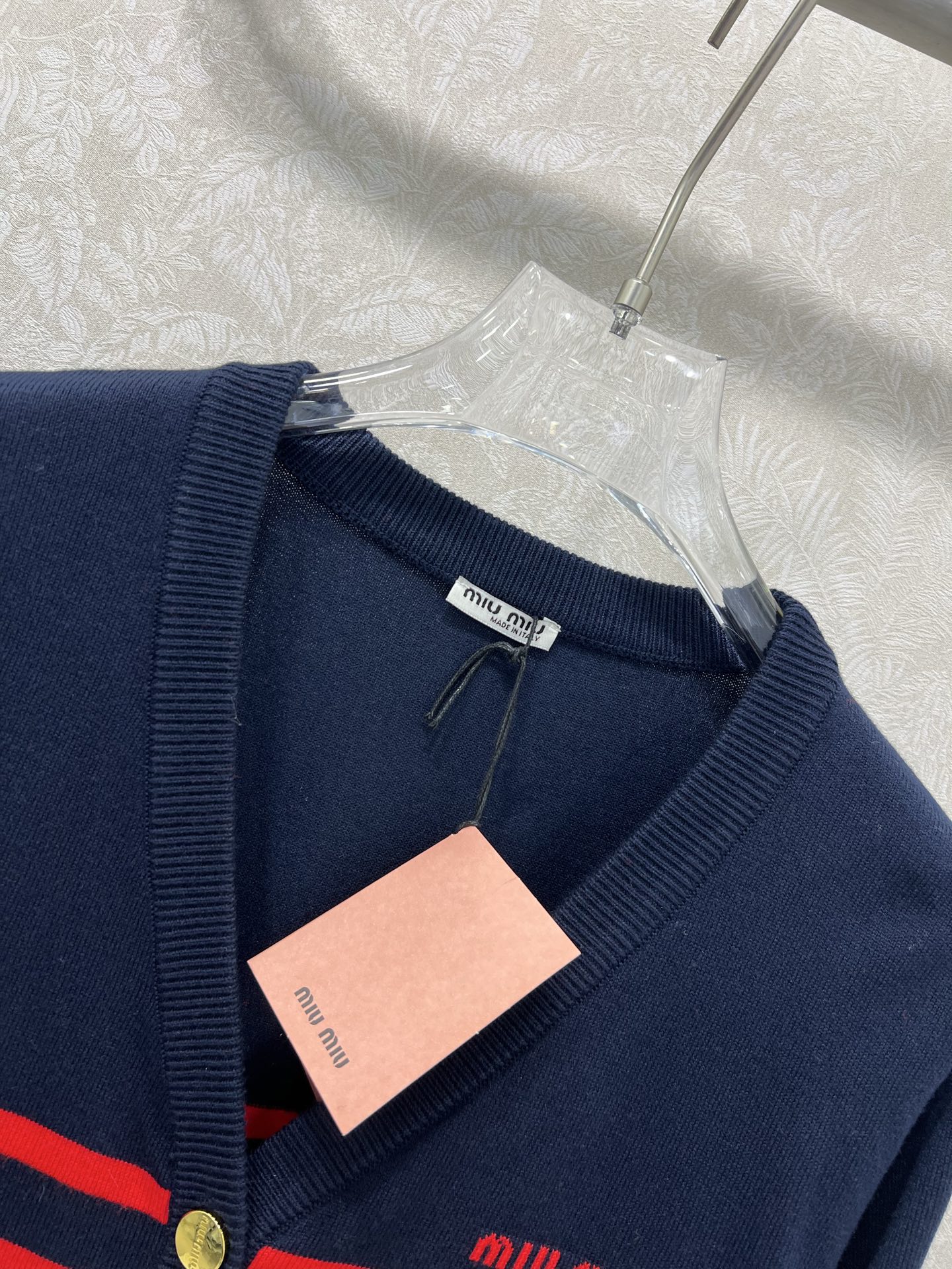 🔥🔥Miumi*25新款V针织开衫 胸前logo刺绣设计 定制五金 条纹撞色 独家高版出品 真的很难不让