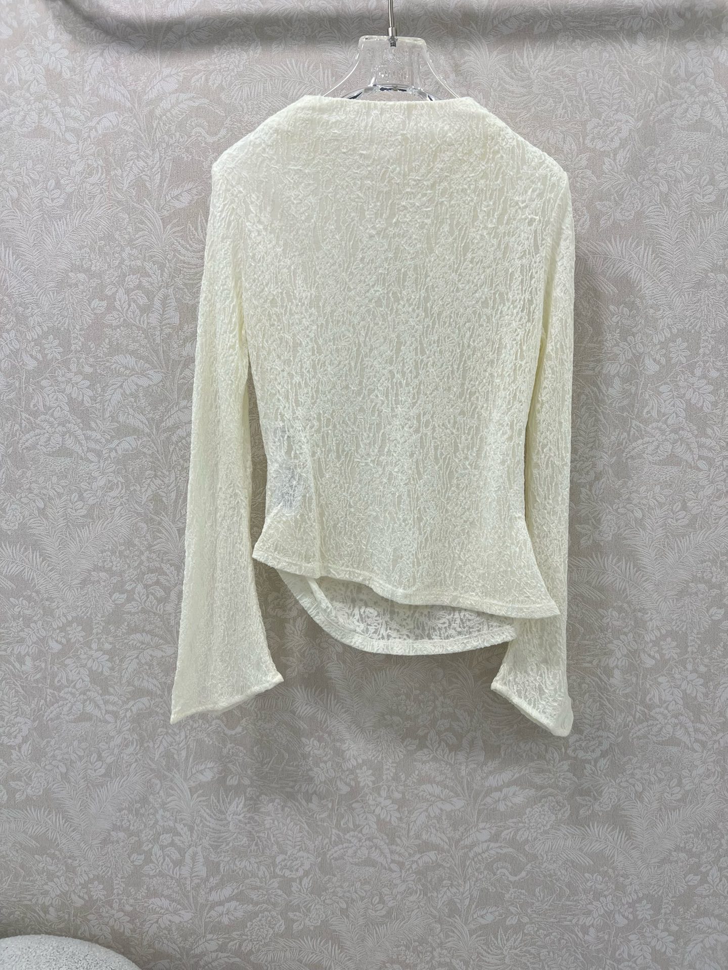 🔥🔥25新款立体花装饰蕾丝打底上衣 下摆不规则宽袖设计 完美复刻质感满满呈现出超级重工时髦高级！胸前搭配