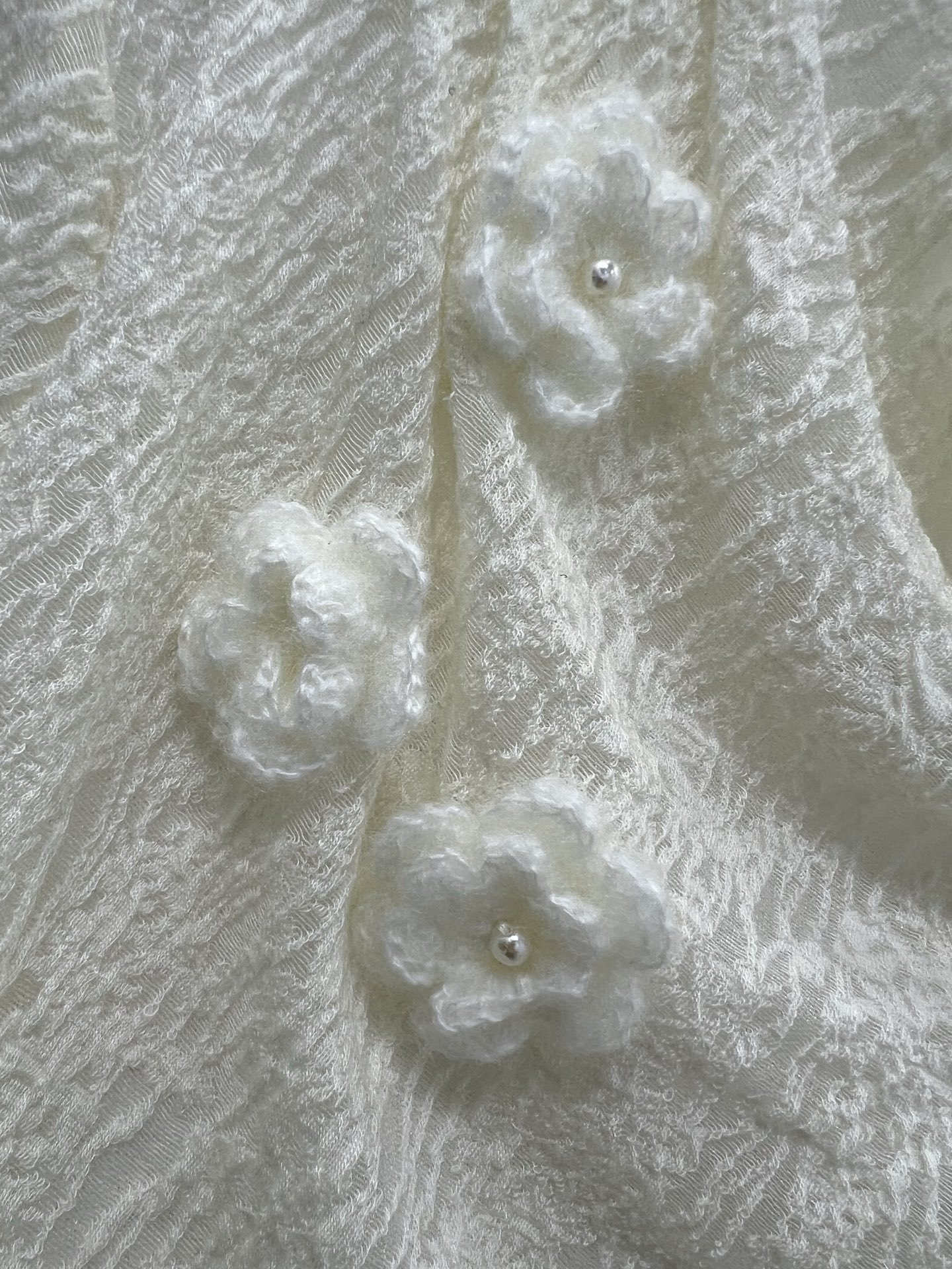 🔥🔥25新款立体花装饰蕾丝打底上衣 下摆不规则宽袖设计 完美复刻质感满满呈现出超级重工时髦高级！胸前搭配