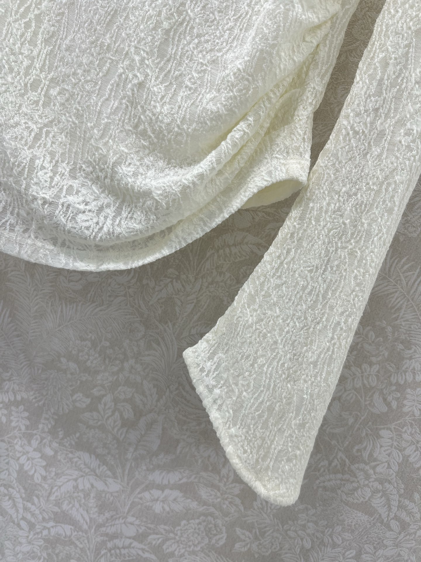 🔥🔥25新款立体花装饰蕾丝打底上衣 下摆不规则宽袖设计 完美复刻质感满满呈现出超级重工时髦高级！胸前搭配