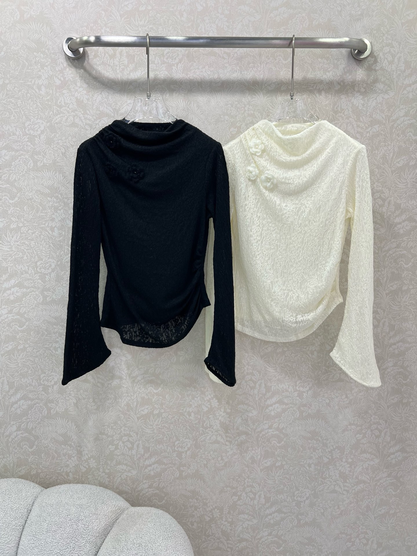 🔥🔥25新款立体花装饰蕾丝打底上衣 下摆不规则宽袖设计 完美复刻质感满满呈现出超级重工时髦高级！胸前搭配