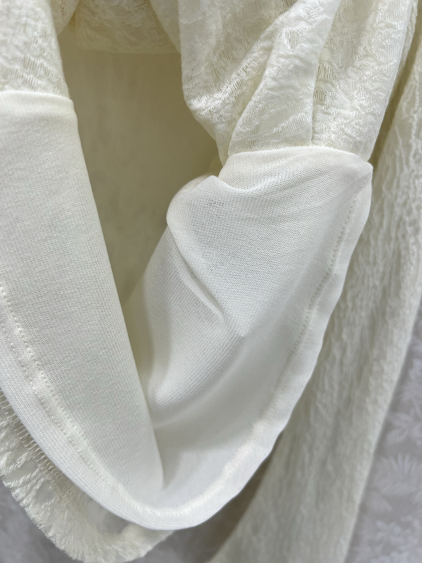 🔥🔥25新款立体花装饰蕾丝打底上衣 下摆不规则宽袖设计 完美复刻质感满满呈现出超级重工时髦高级！胸前搭配